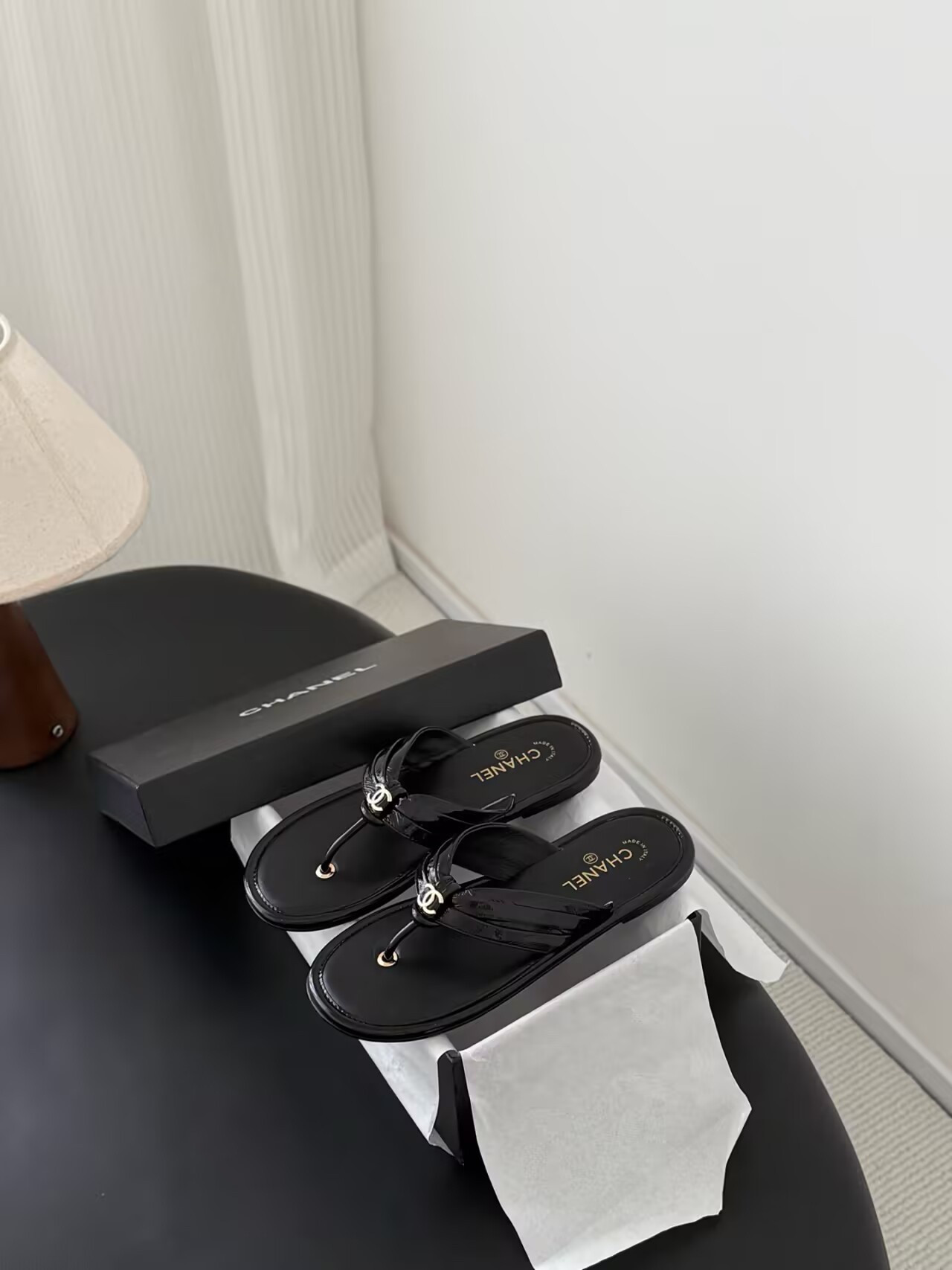 ua Ch*el thongs slides