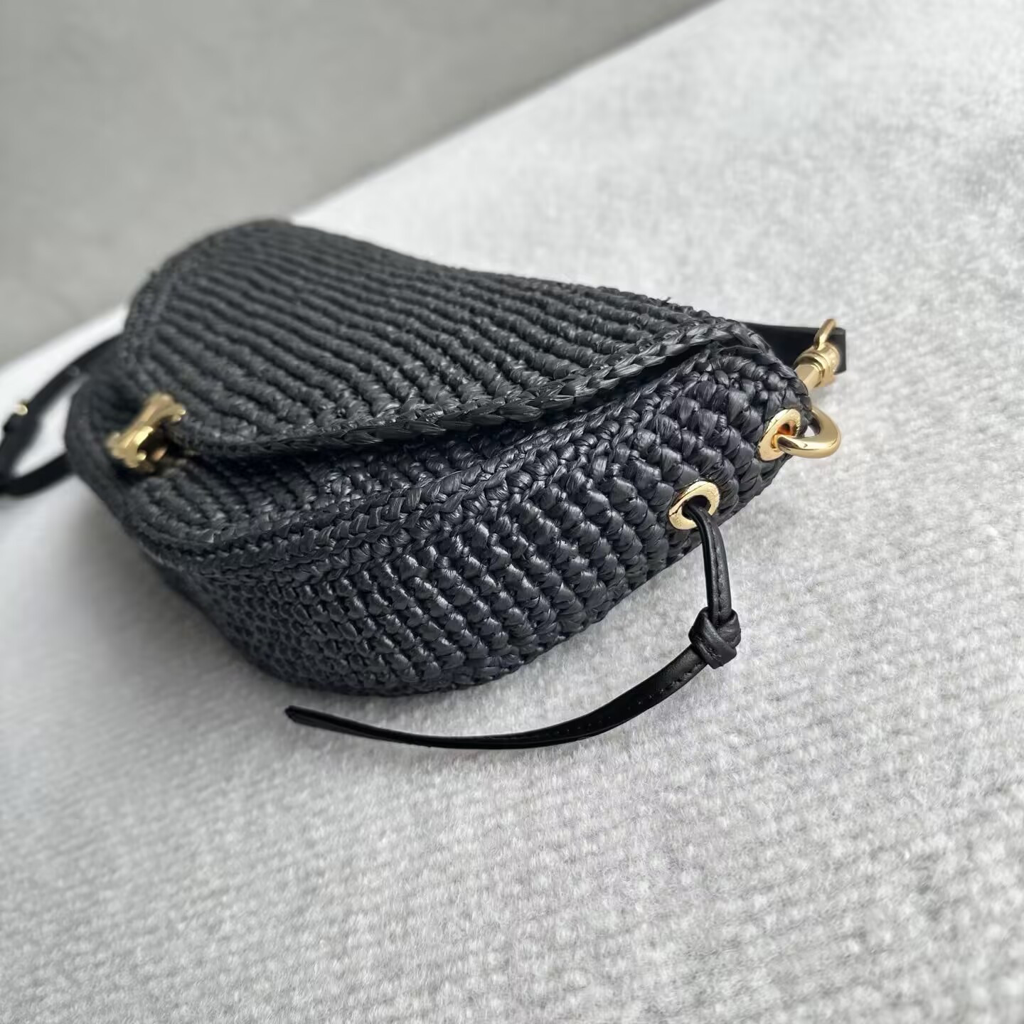 Ce**e little halfmoon soft triomphe in raffia 28.5x6x14cm