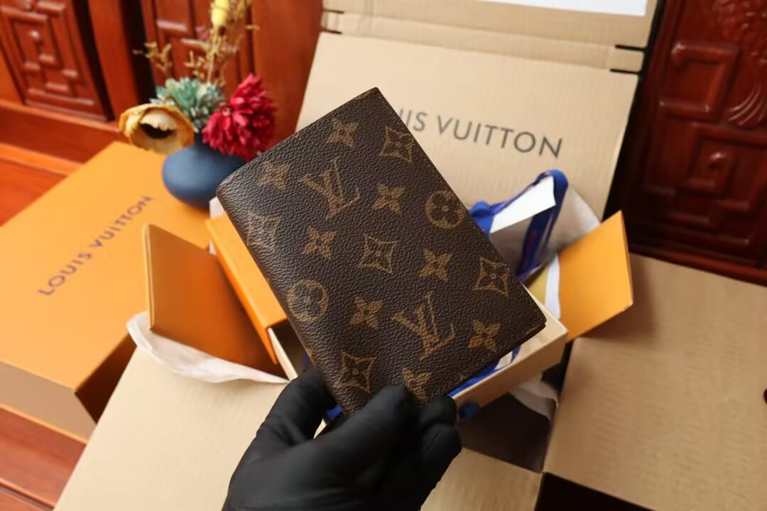 LV Passport Cover M64502 10x14x2.5cm