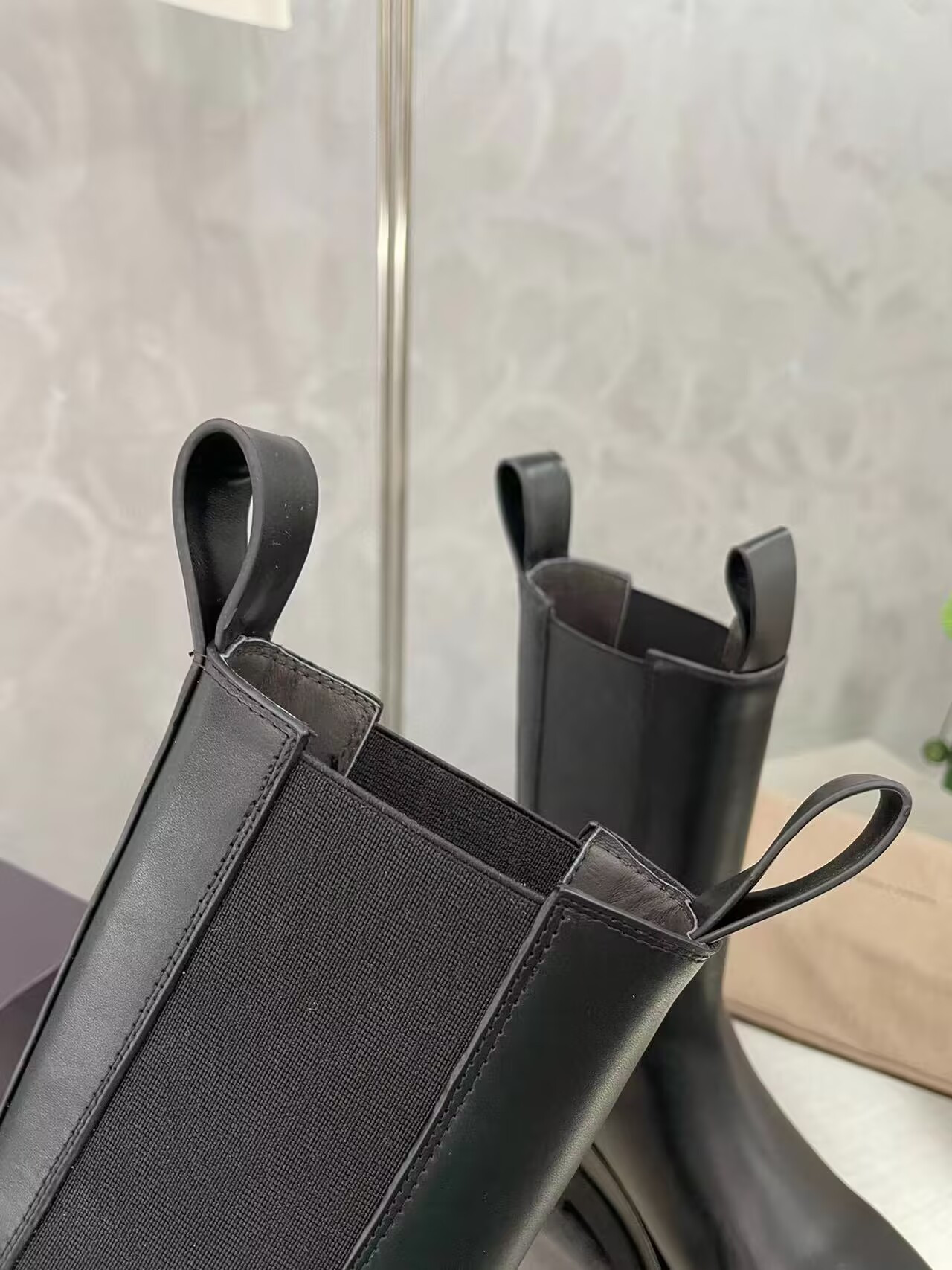 ua bo*te*ga Ve*ne*ta lug chelsea boot
