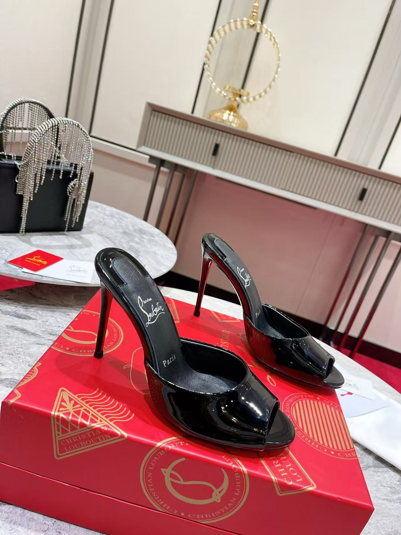 ua Ch**an louboutin me dolly patent leather mules