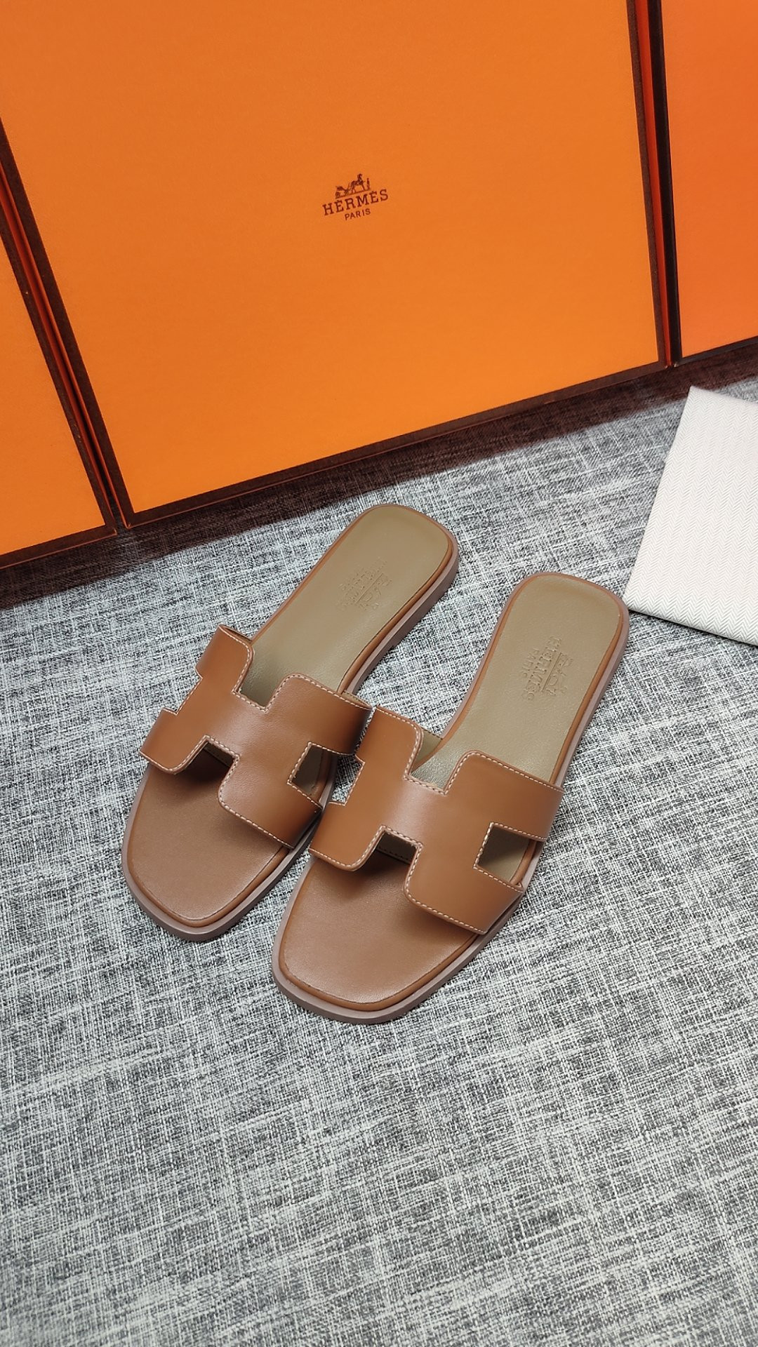 ua H**mes oran sandal