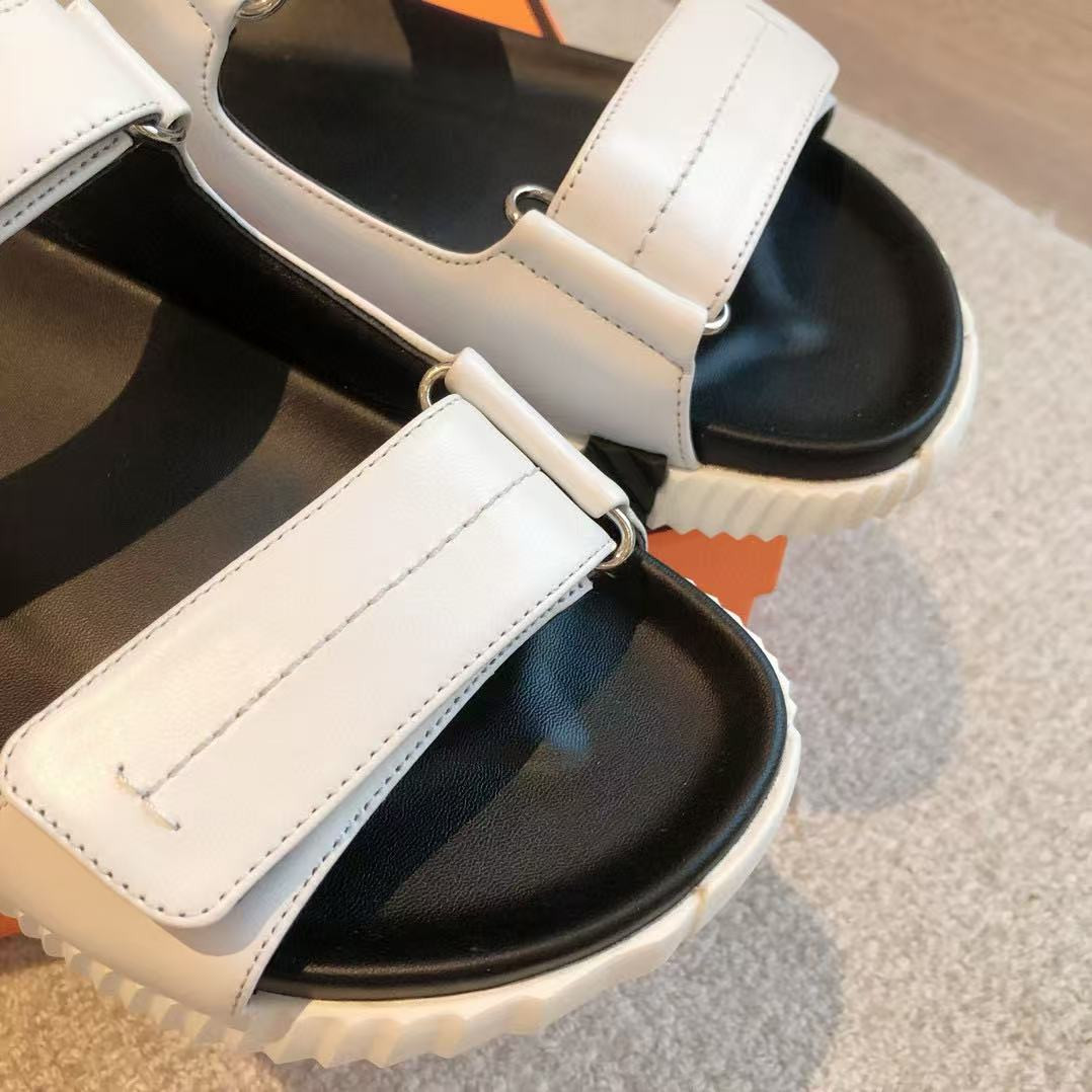 ua H**mes junior sandal