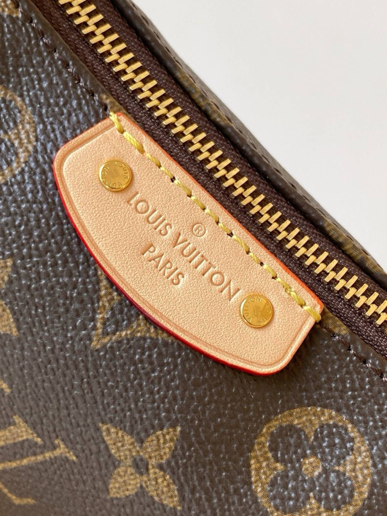 LV Hills Pochette Handbags M27509 11x6.5x18.5cm