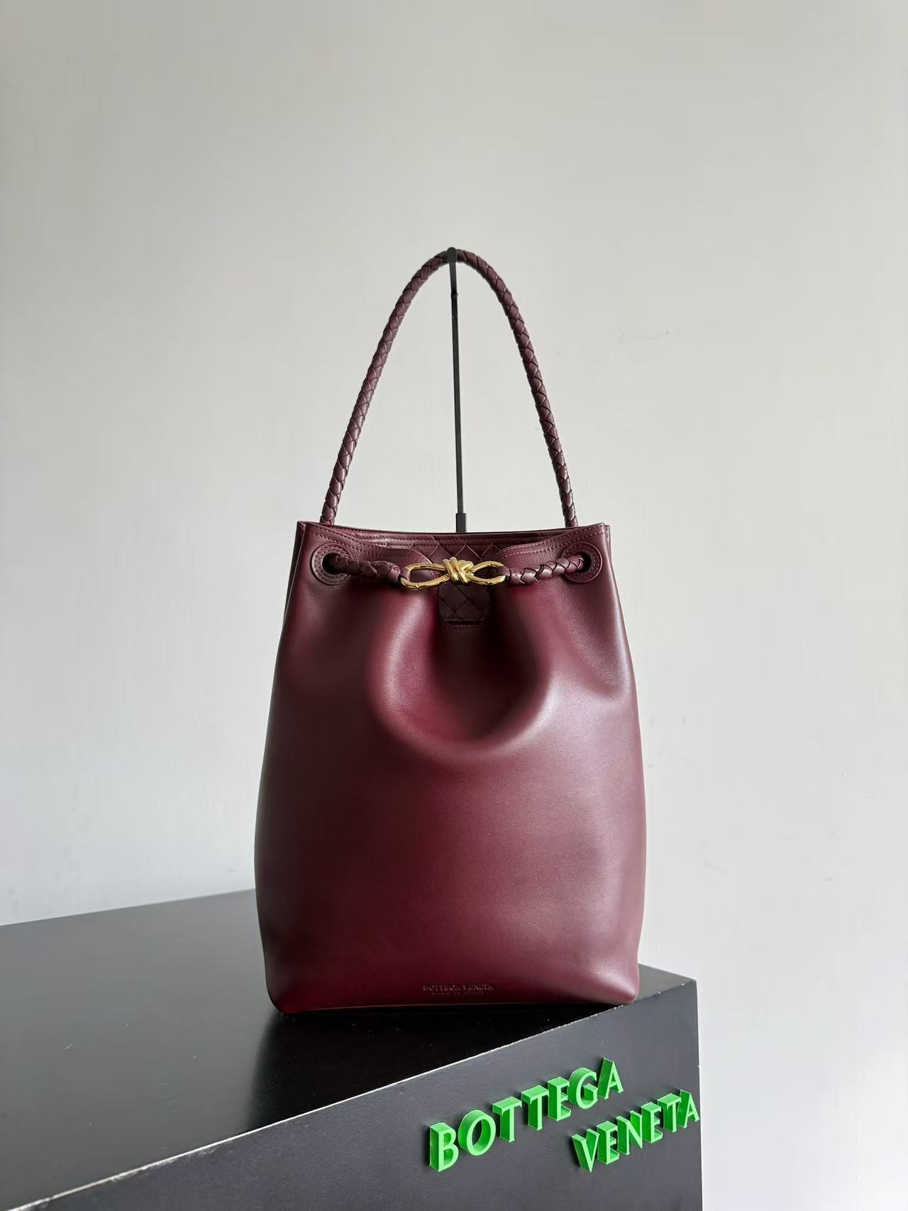 bo*te*ga Ve*ne*ta andiamo medium leather bucket bag 34x24x12cm without box