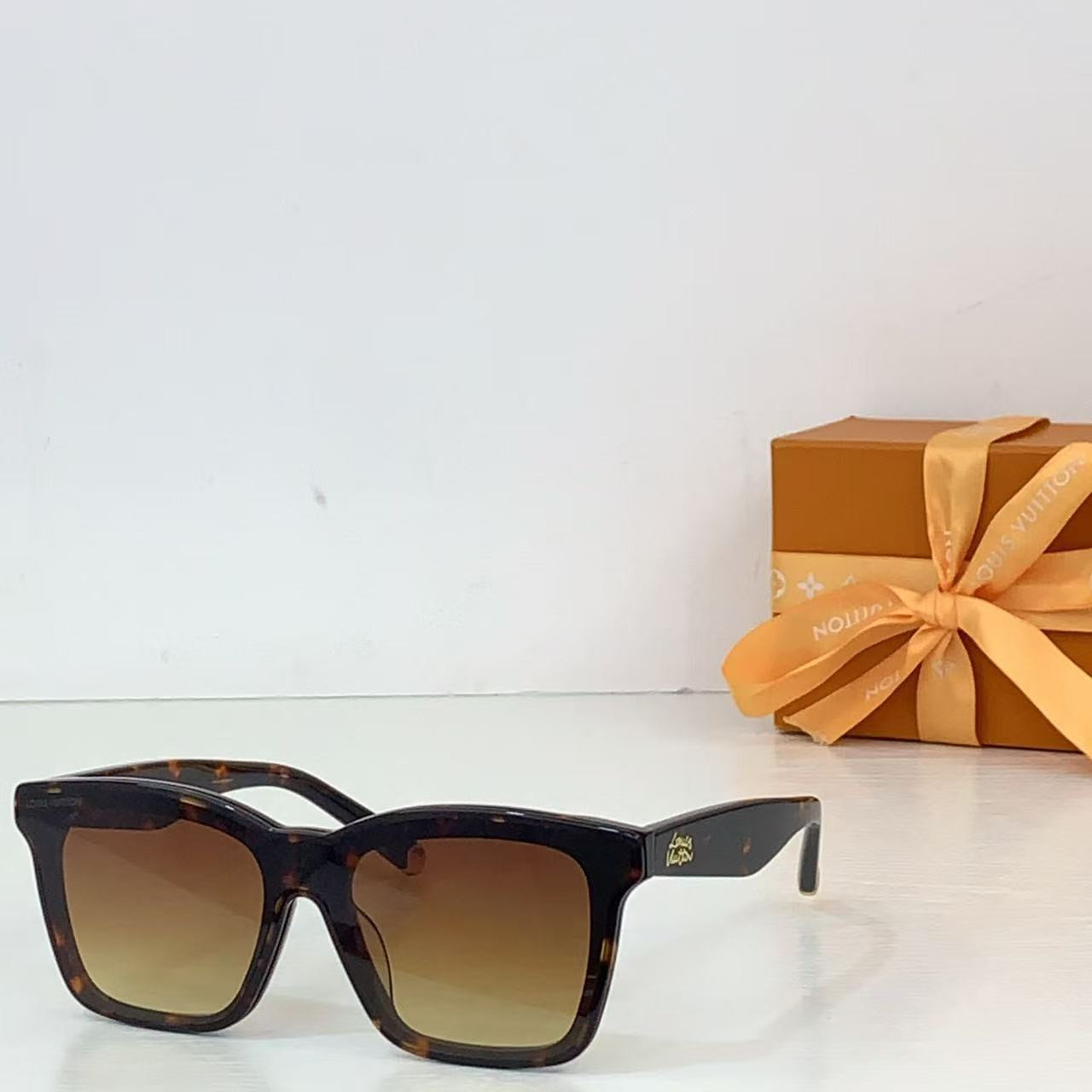 l0*is V*t0n script square sunglasses z2970w