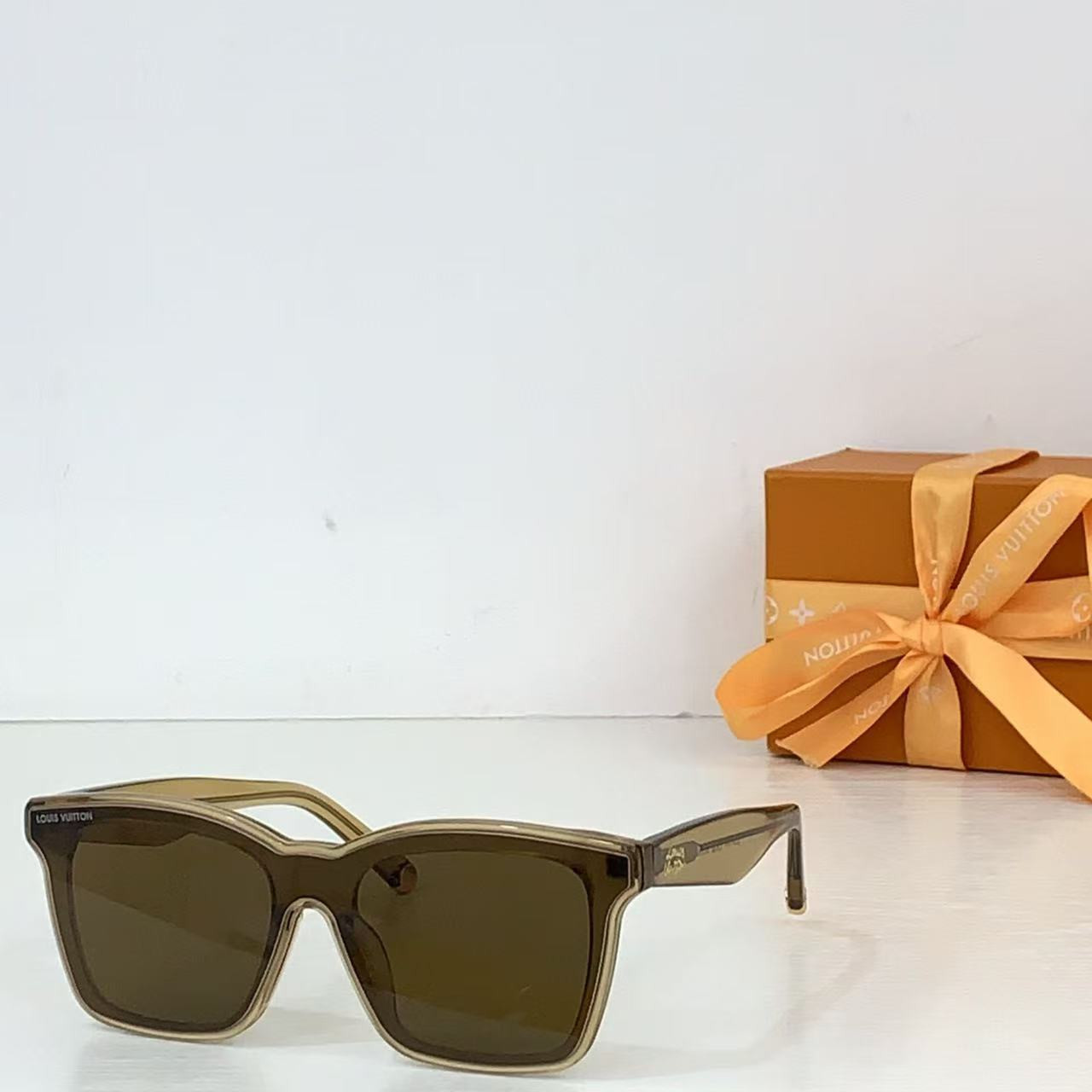 l0*is V*t0n script square sunglasses z2970w