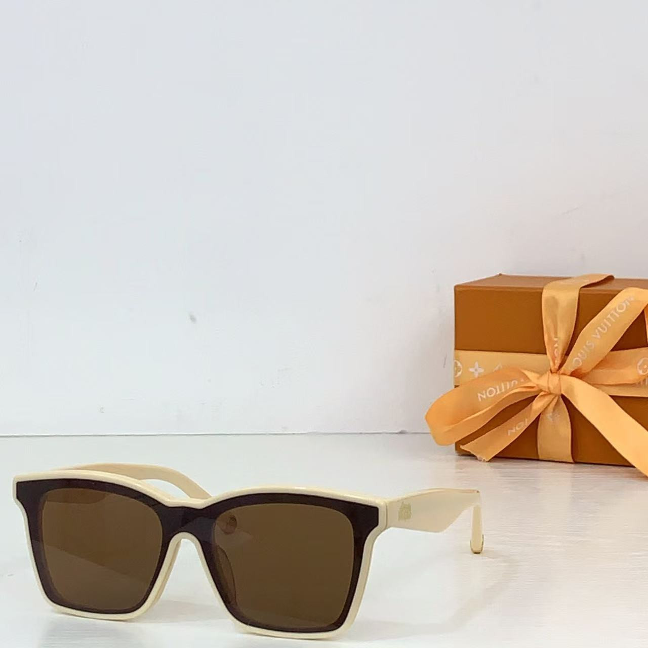 l0*is V*t0n script square sunglasses z2970w