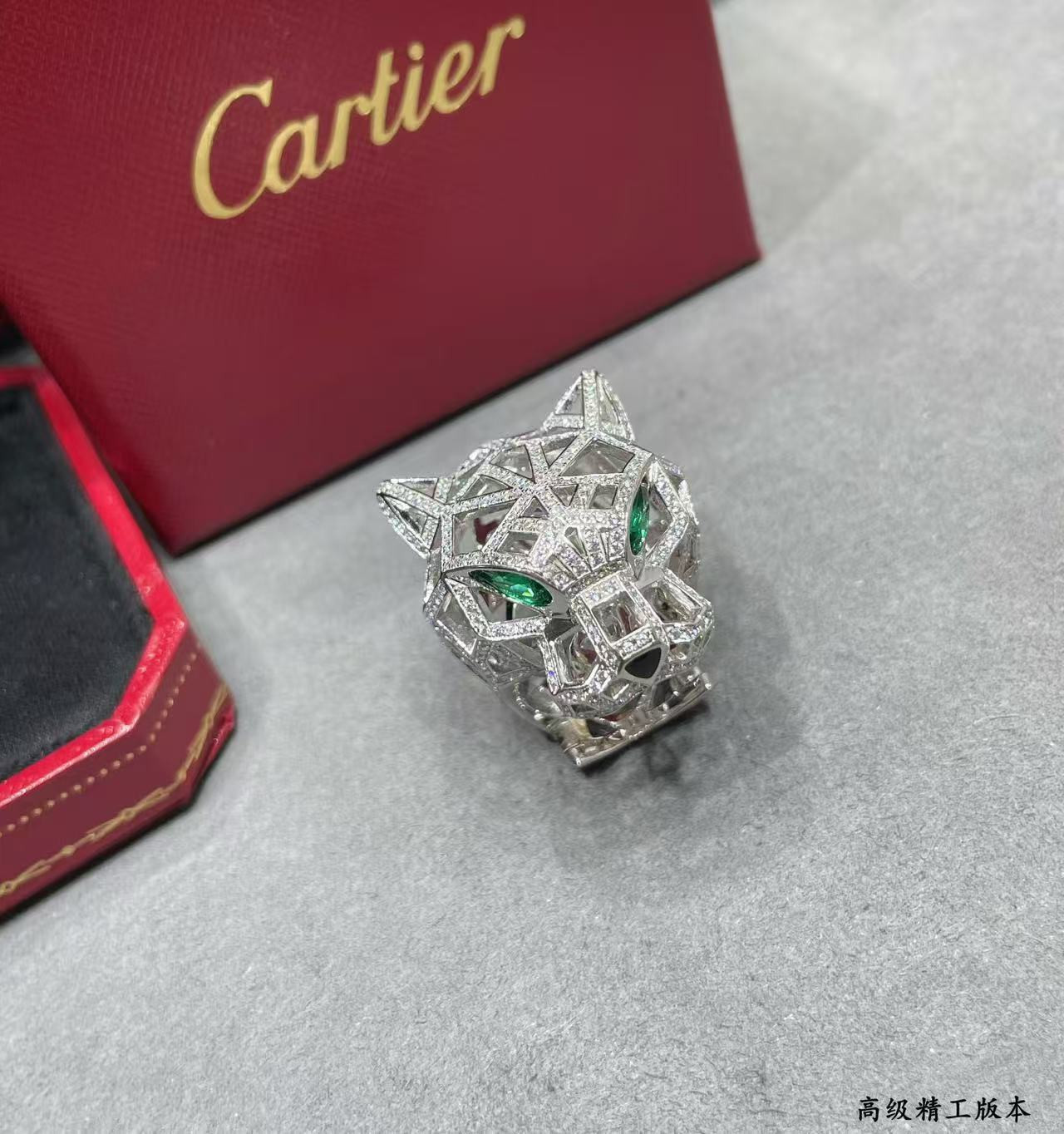 Ca*t*er panthère de Ca*t*er ring
