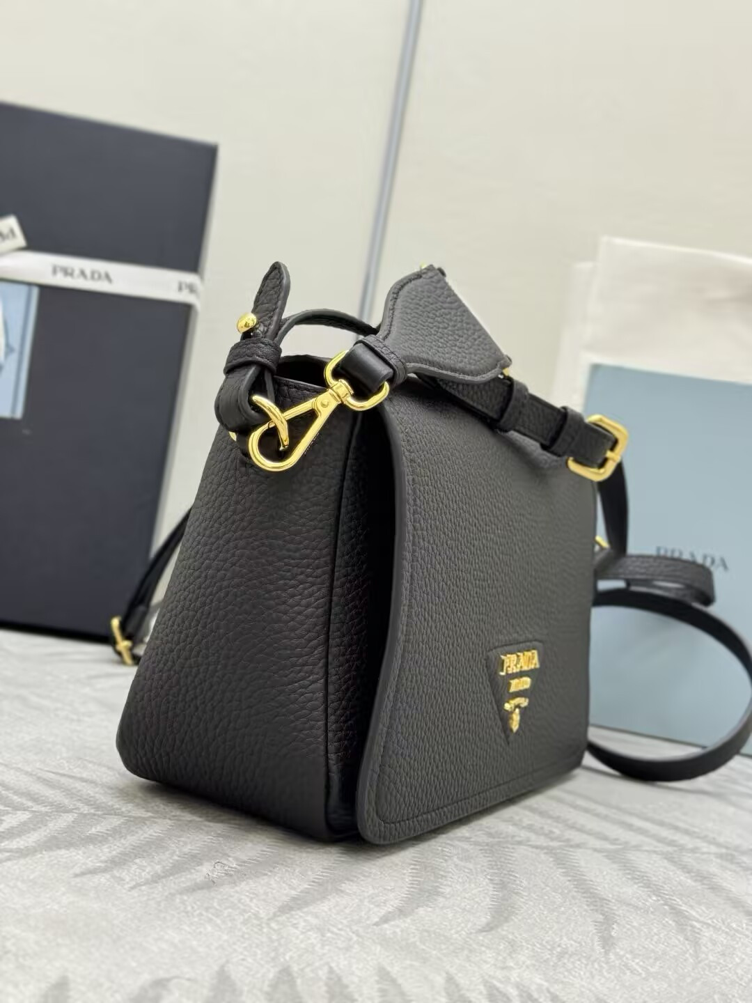 Pra*a leather shoulder bag 15.5x23x9cm