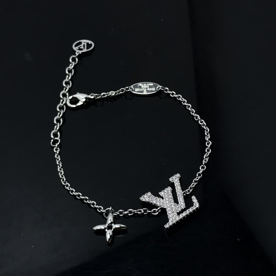 l0*is V*t0n bracelet approximately 17cm
