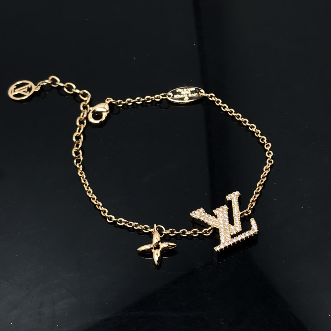 l0*is V*t0n bracelet approximately 17cm