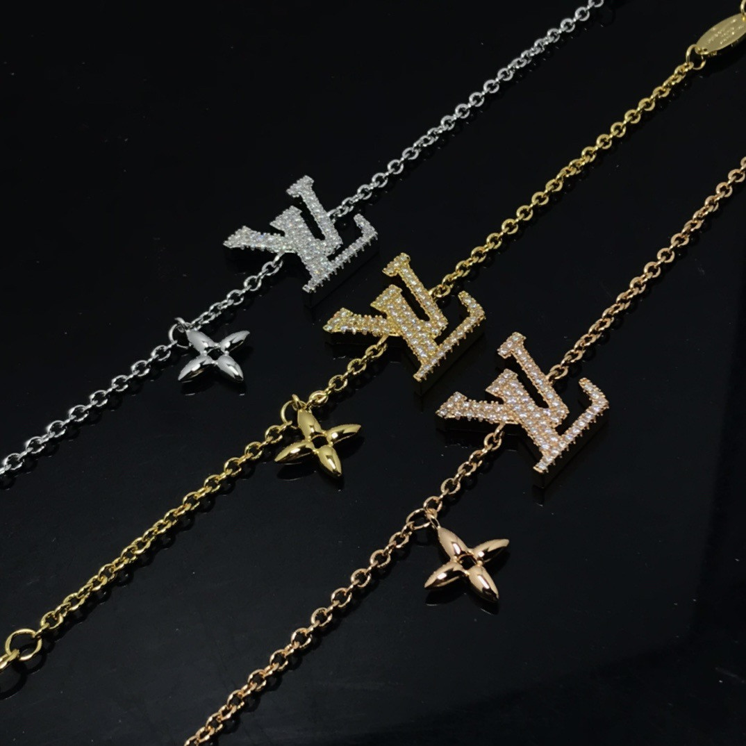 l0*is V*t0n bracelet approximately 17cm