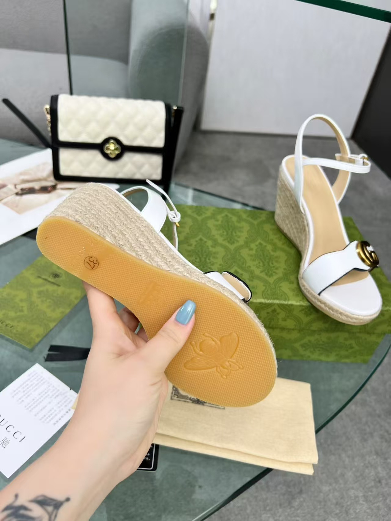 ua G*u*i sandals