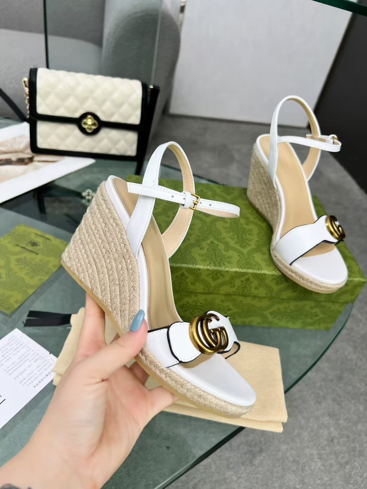 ua G*u*i sandals