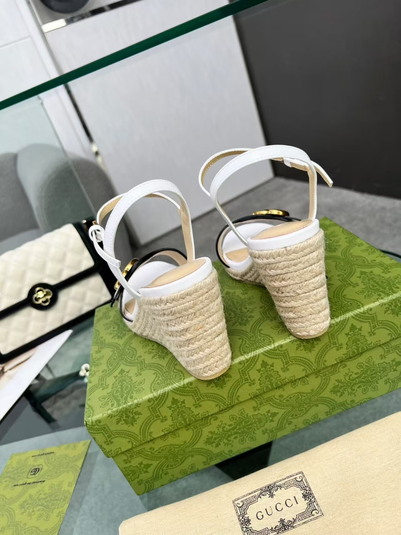 ua G*u*i sandals