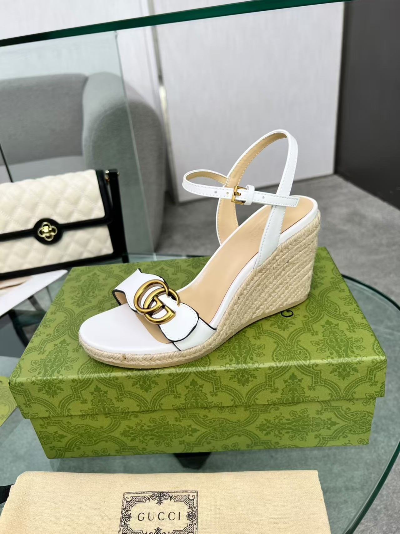 ua G*u*i sandals