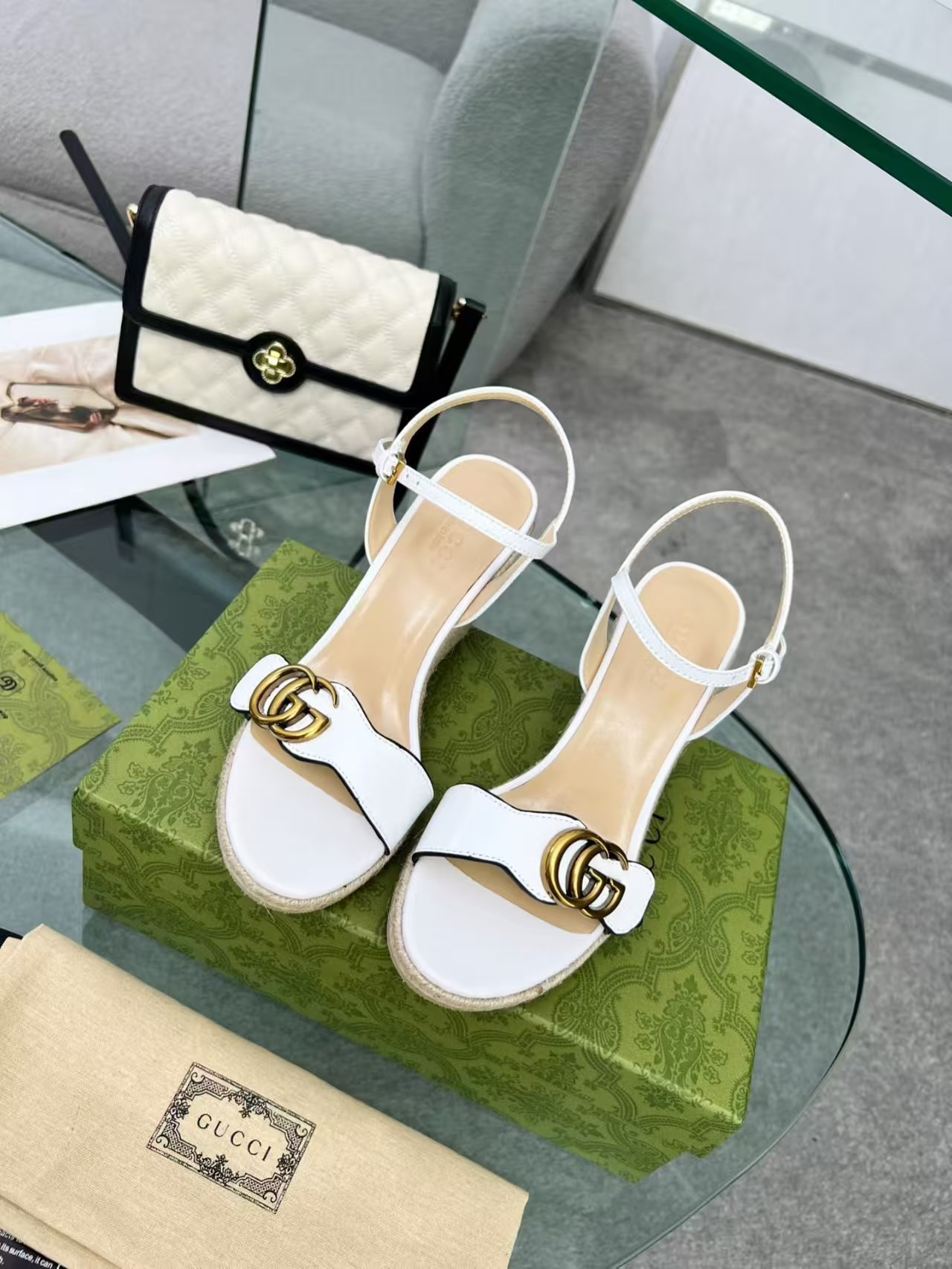 ua G*u*i sandals