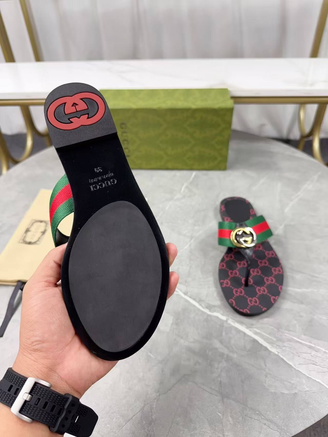 ua G*u*i sandal