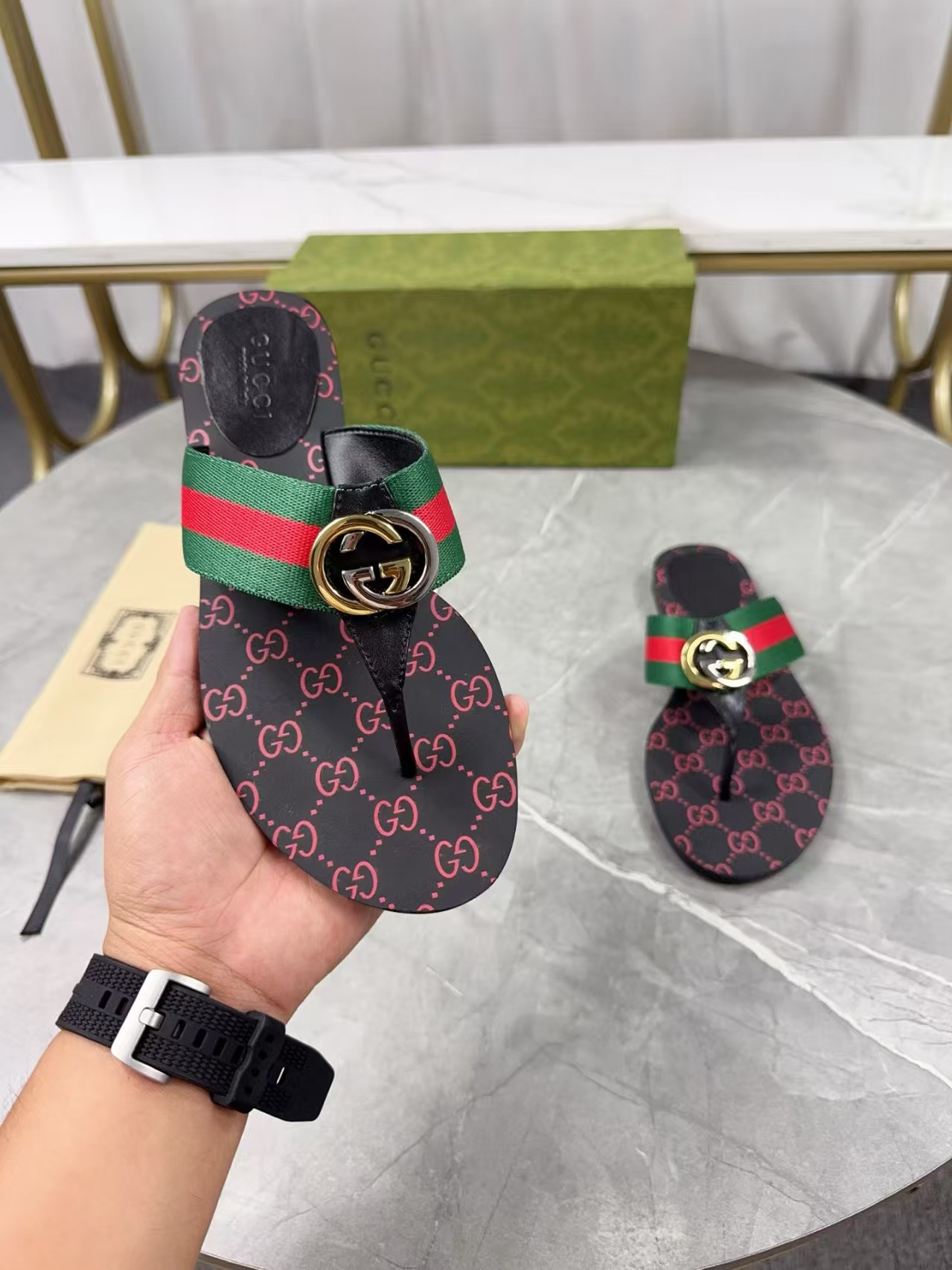 ua G*u*i sandal