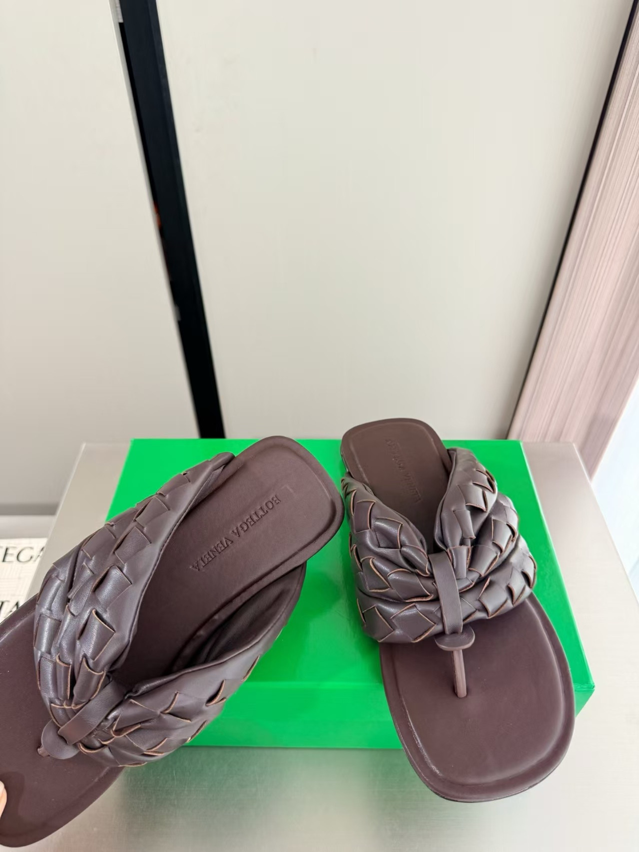 ua bo*te*ga Ve*ne*ta salsa thong sandal