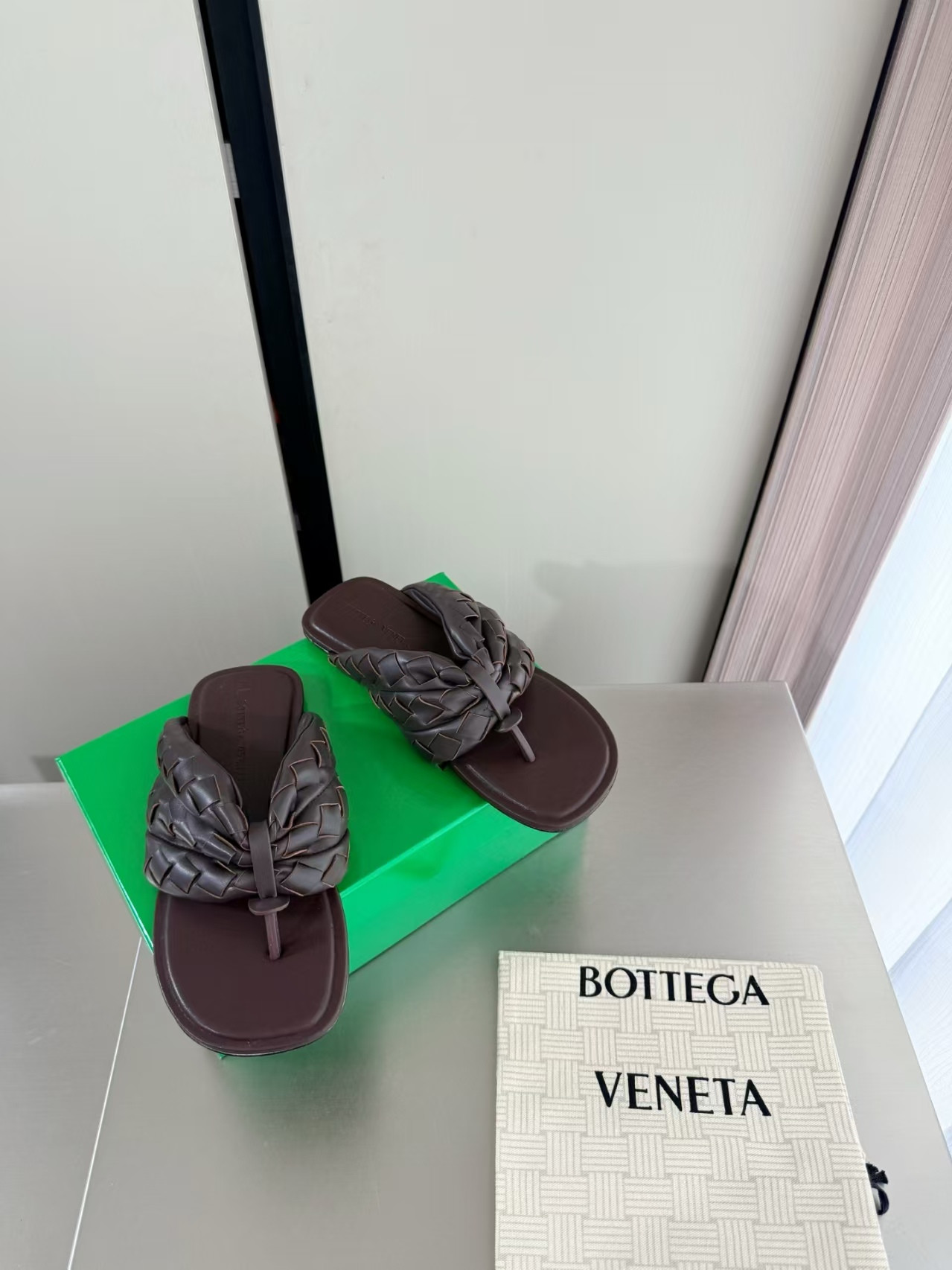 ua bo*te*ga Ve*ne*ta salsa thong sandal
