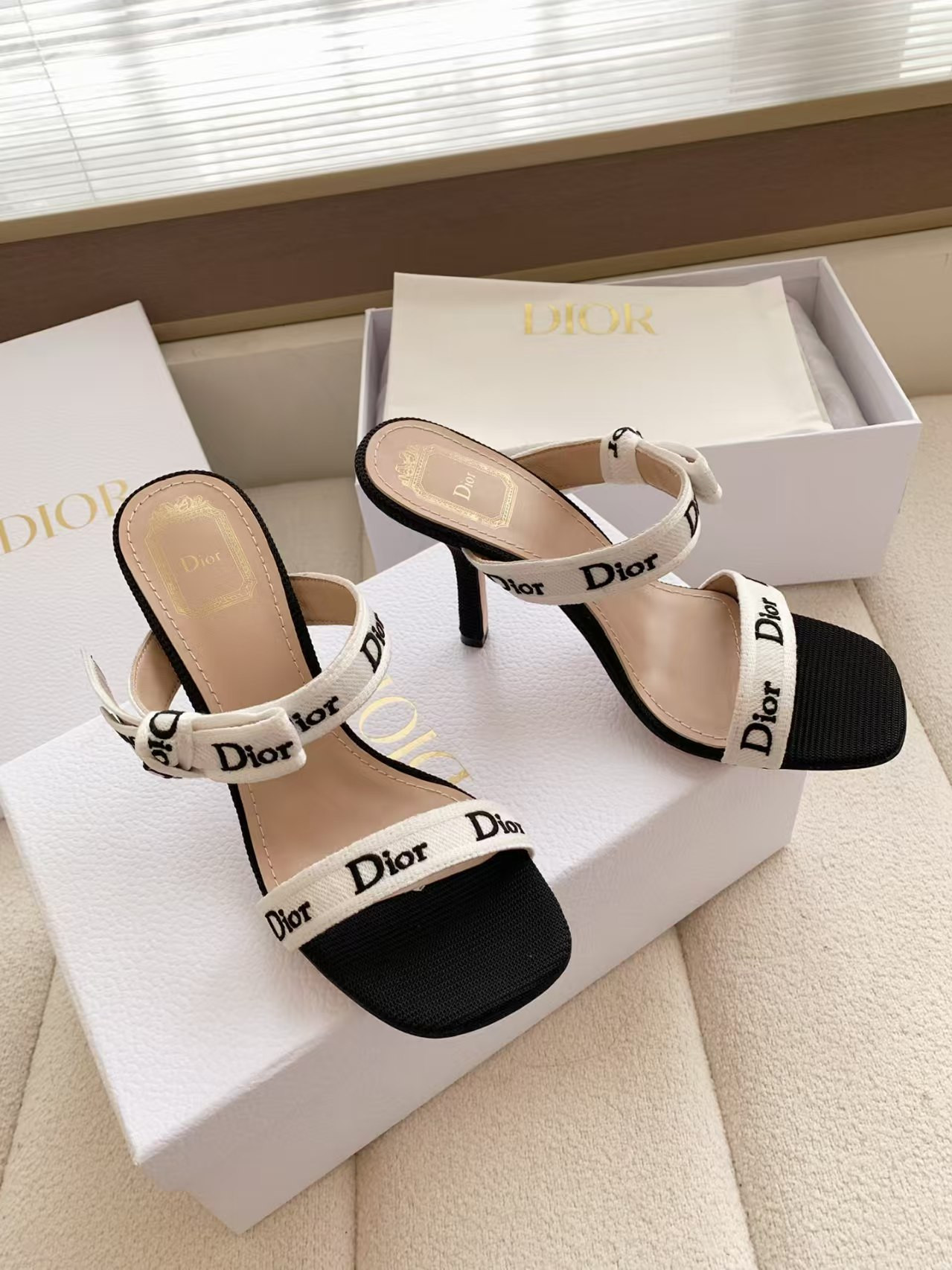 ua D*or heeled sandal