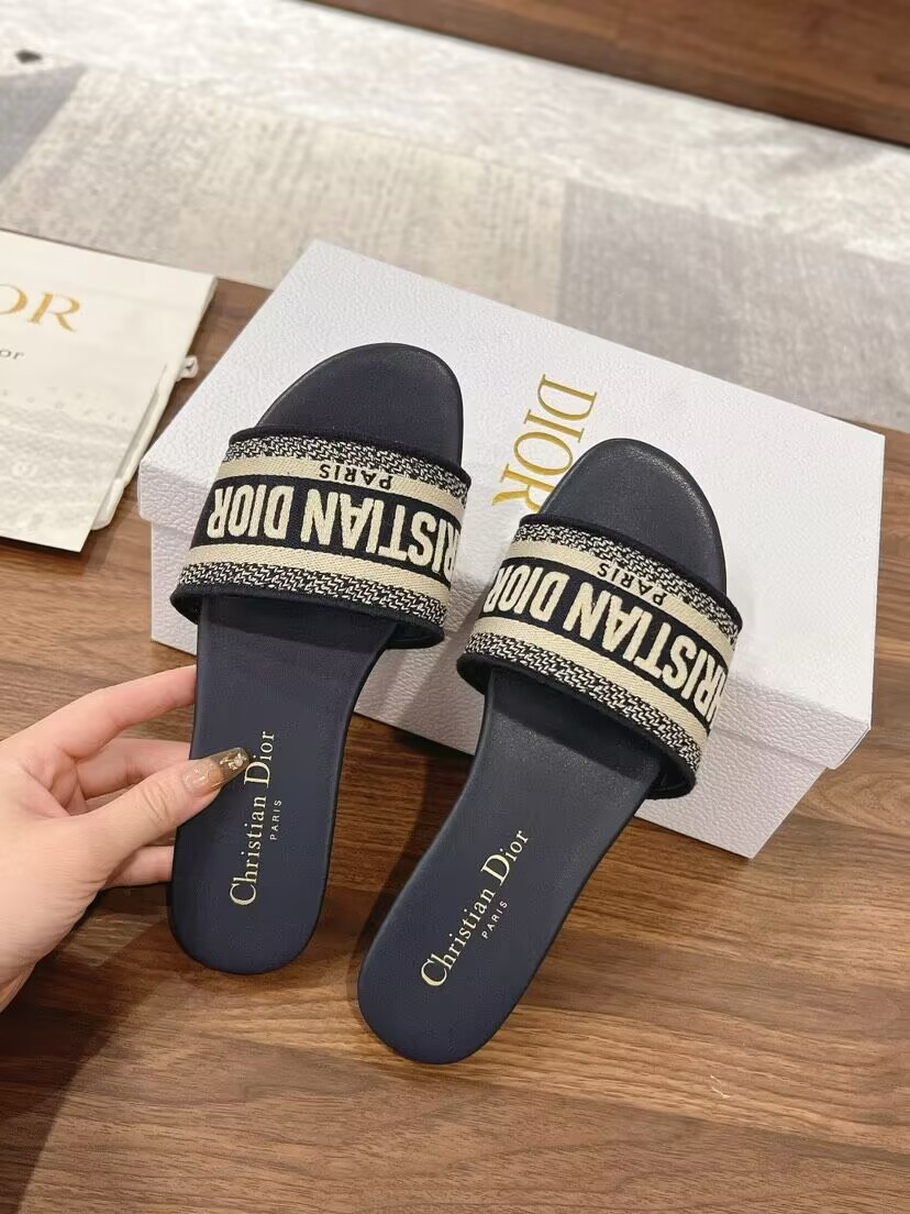 ua D*or dway slide