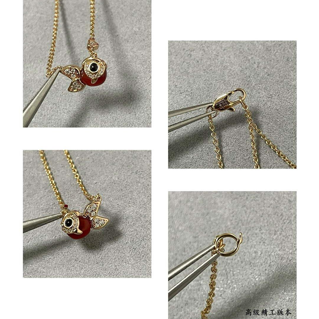 Qee1in little goldfish necklace