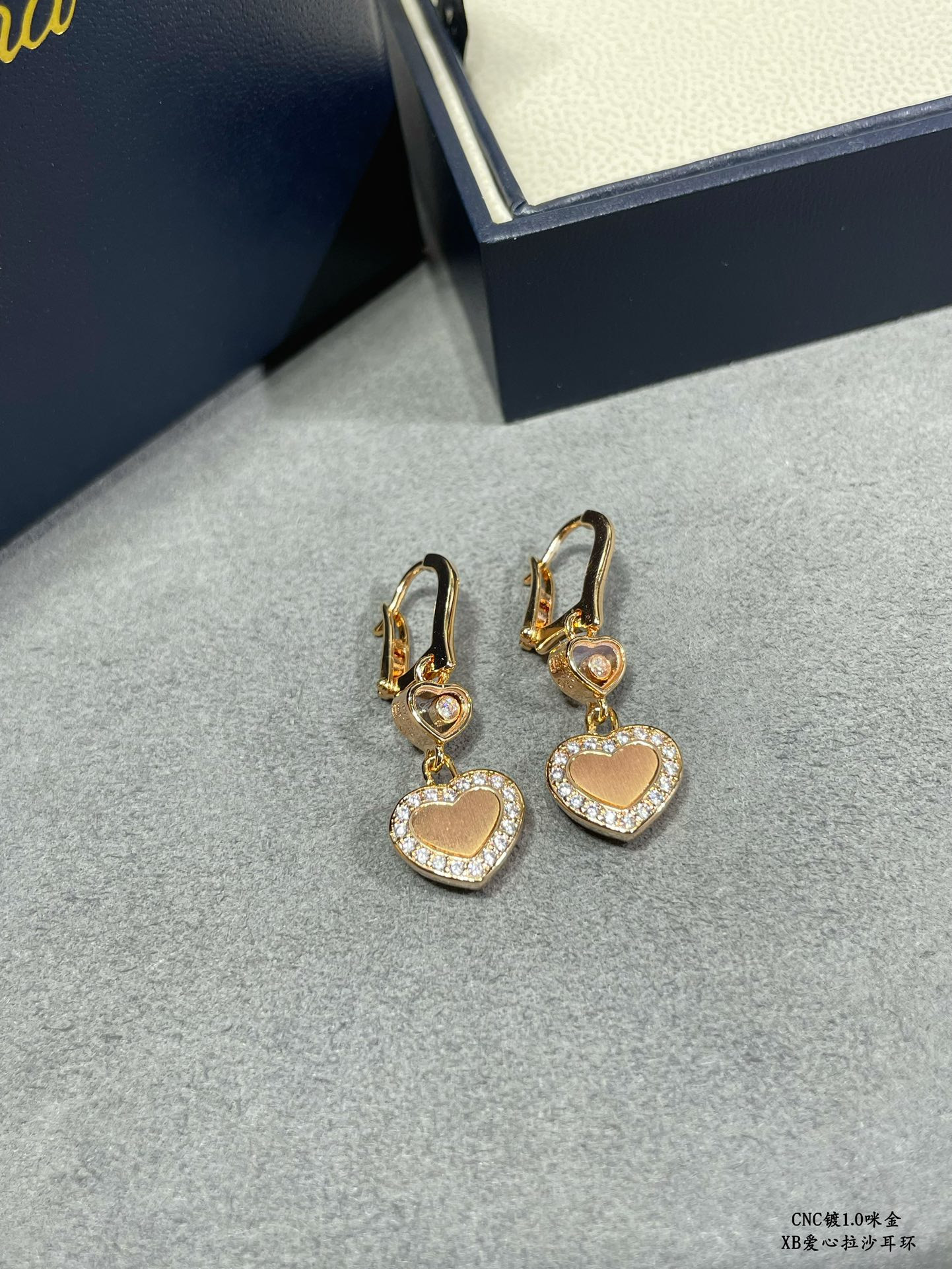 Ch0pard heart-shaped edge di*m*nd brushed earrings