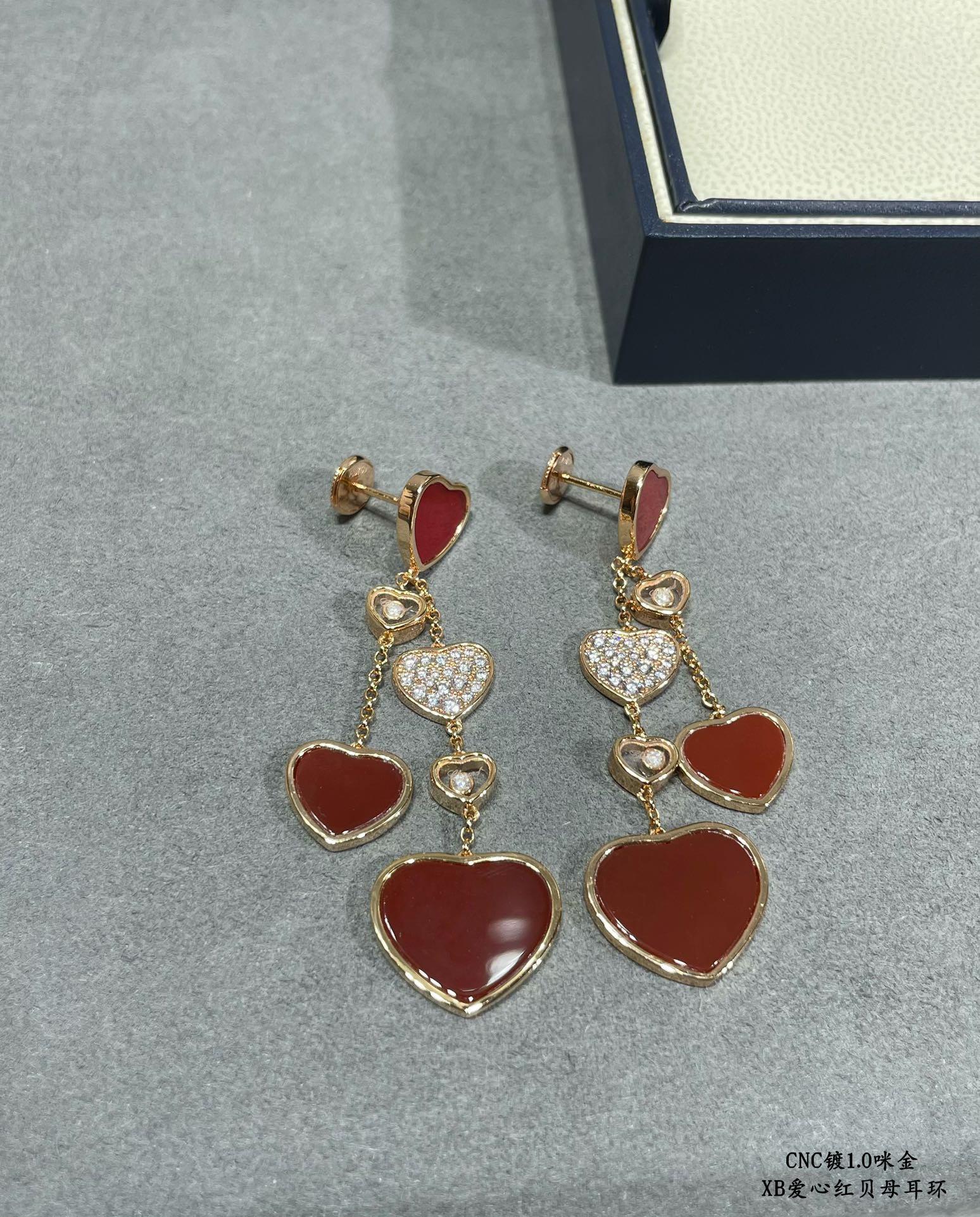 Ch0pard mother-of-pearl heart earrings