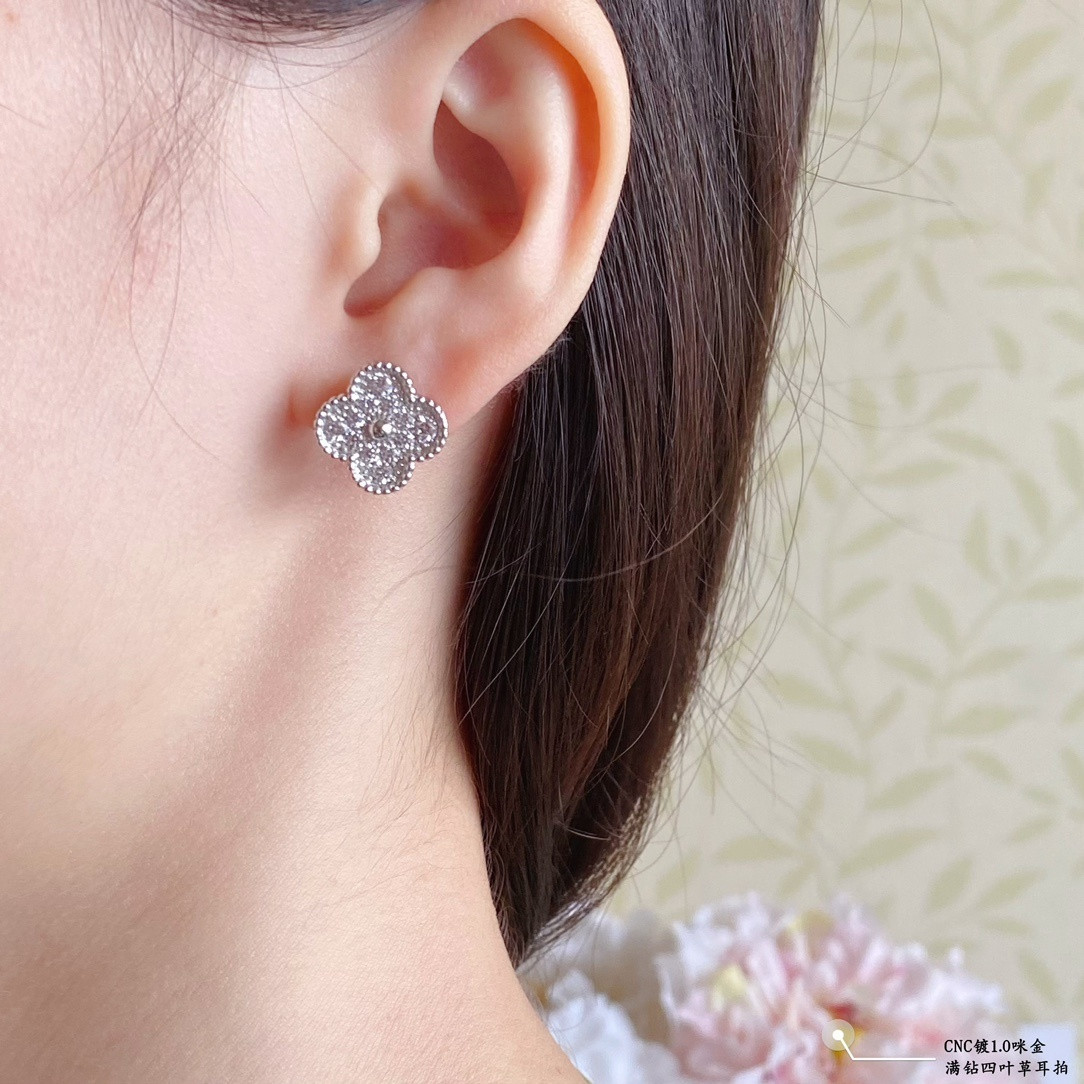 v*n cl*f & arpels four-leaf clover earrings with full Di*m*nds