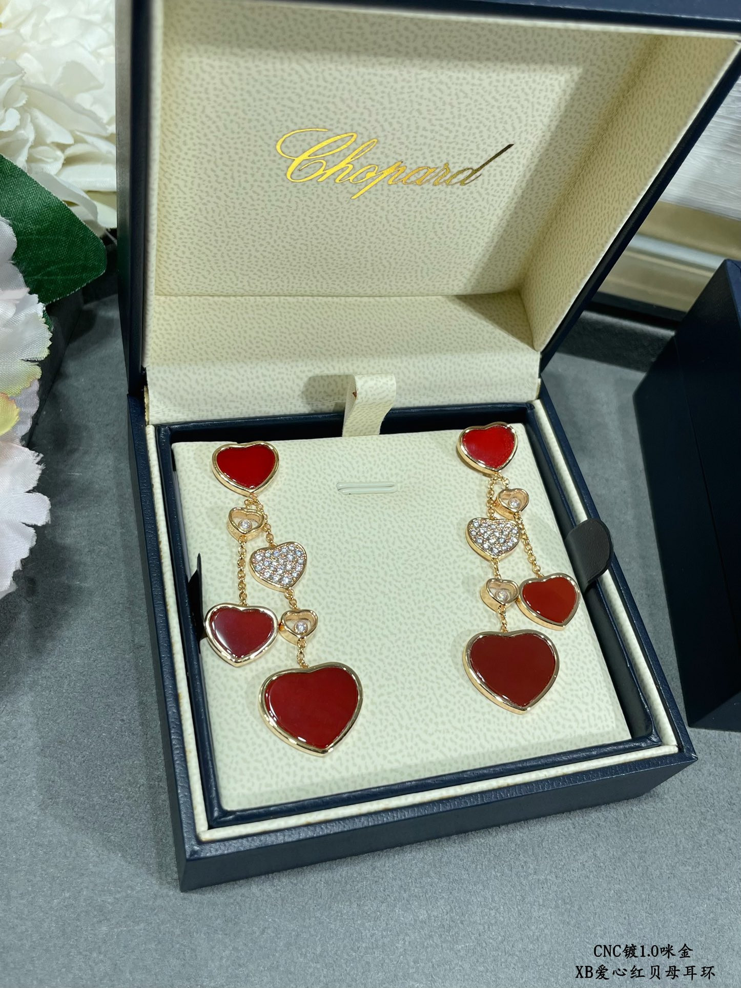 Ch0pard mother-of-pearl heart earrings