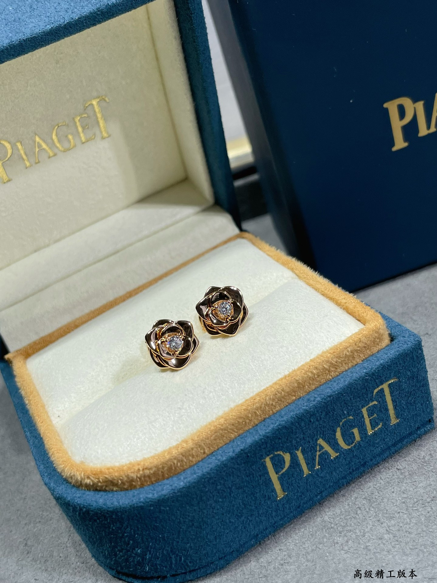 P1aget polished gold flower earrings