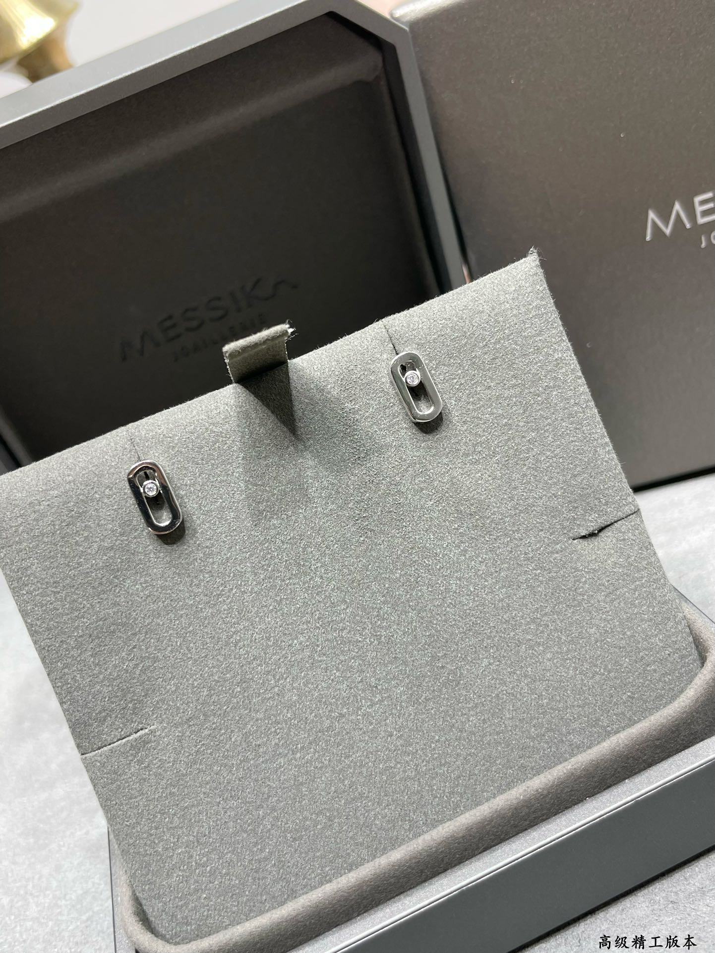 Mes1kaa small polished moving stud earrings