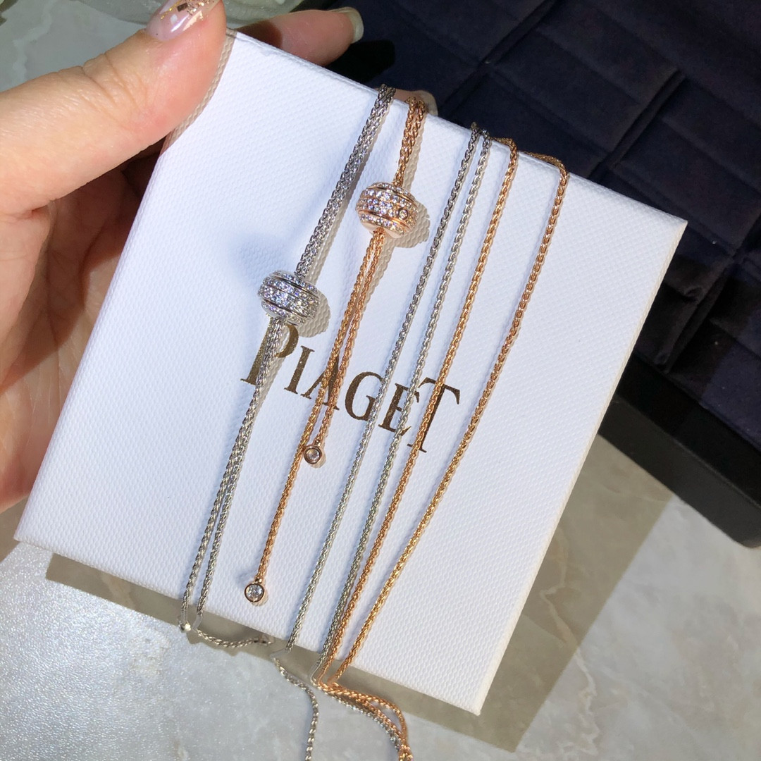 P1aget pull-style necklace
