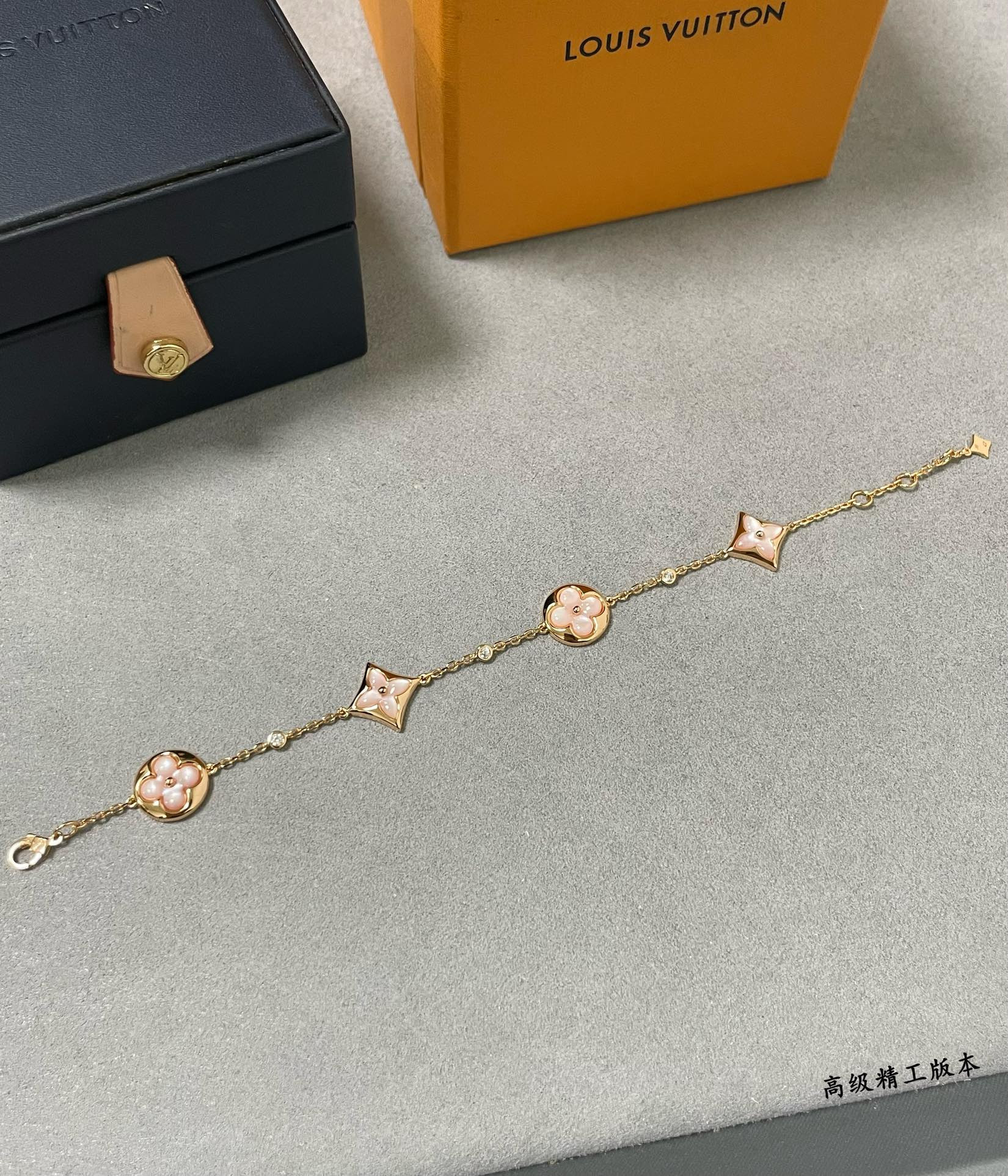 l0*is V*t0n four-flower high-end mother-of-pearl bracelet