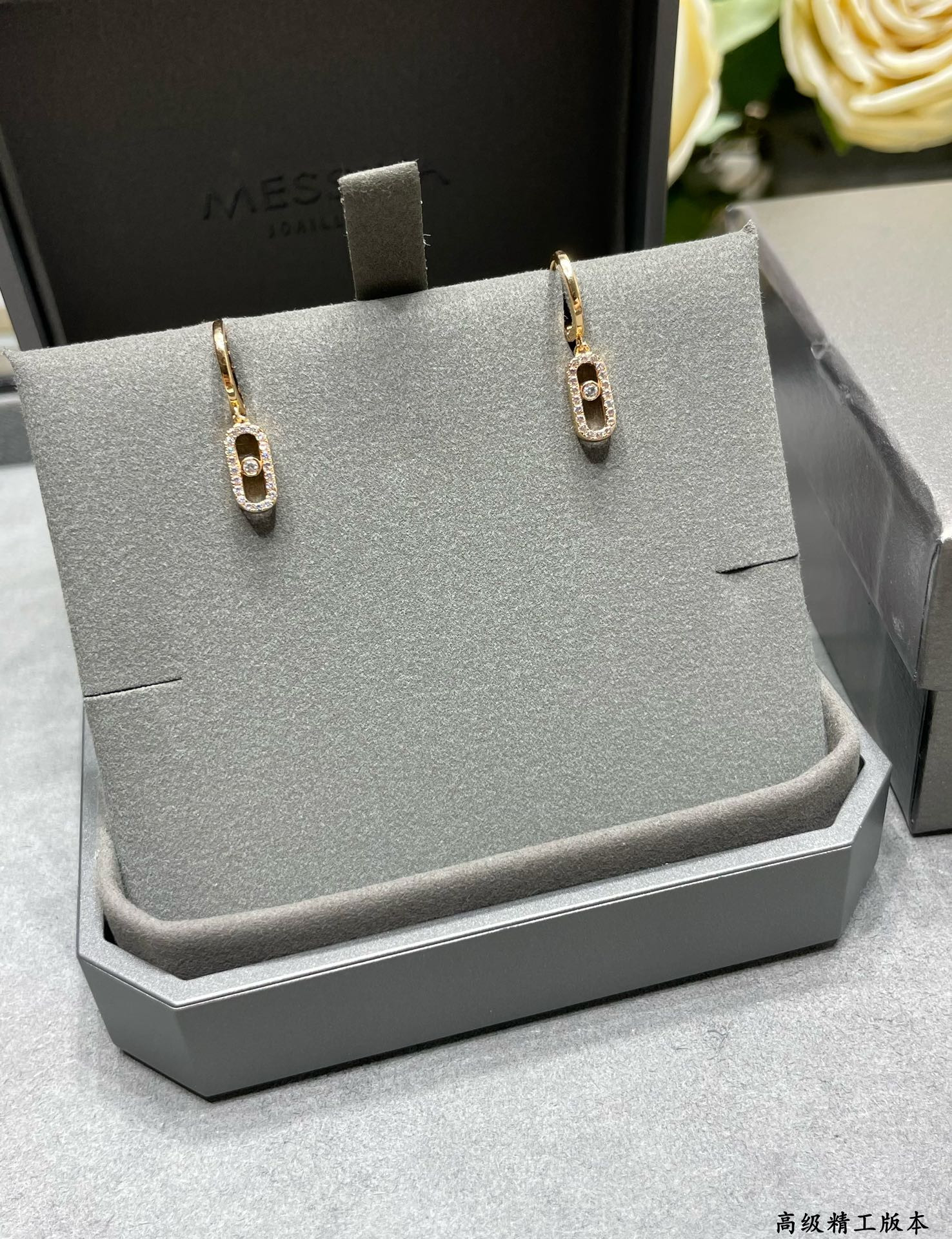 Mes1kaa single di*m*nd hoop earrings