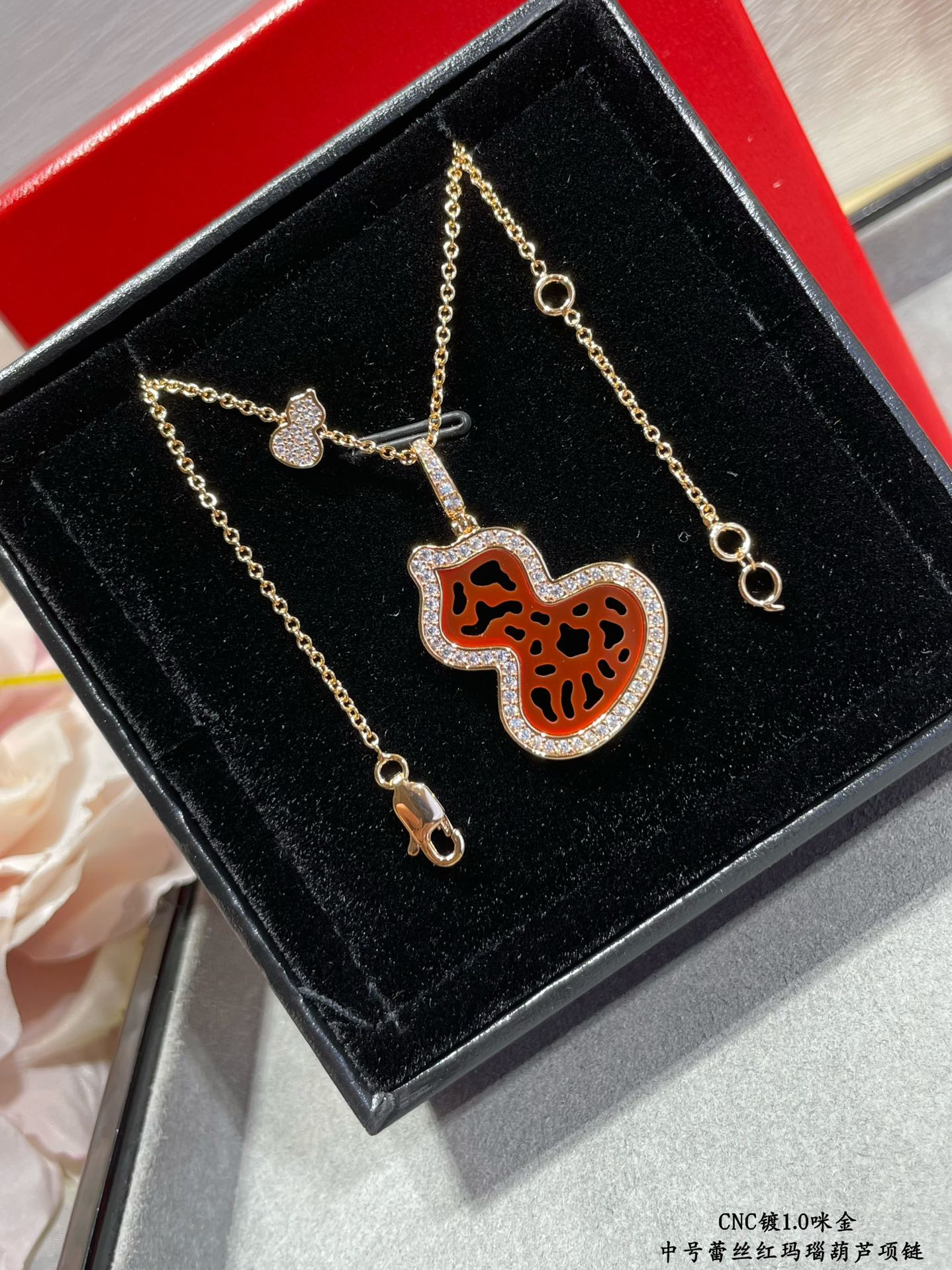 Qee1in medium lace red agate gourd necklace