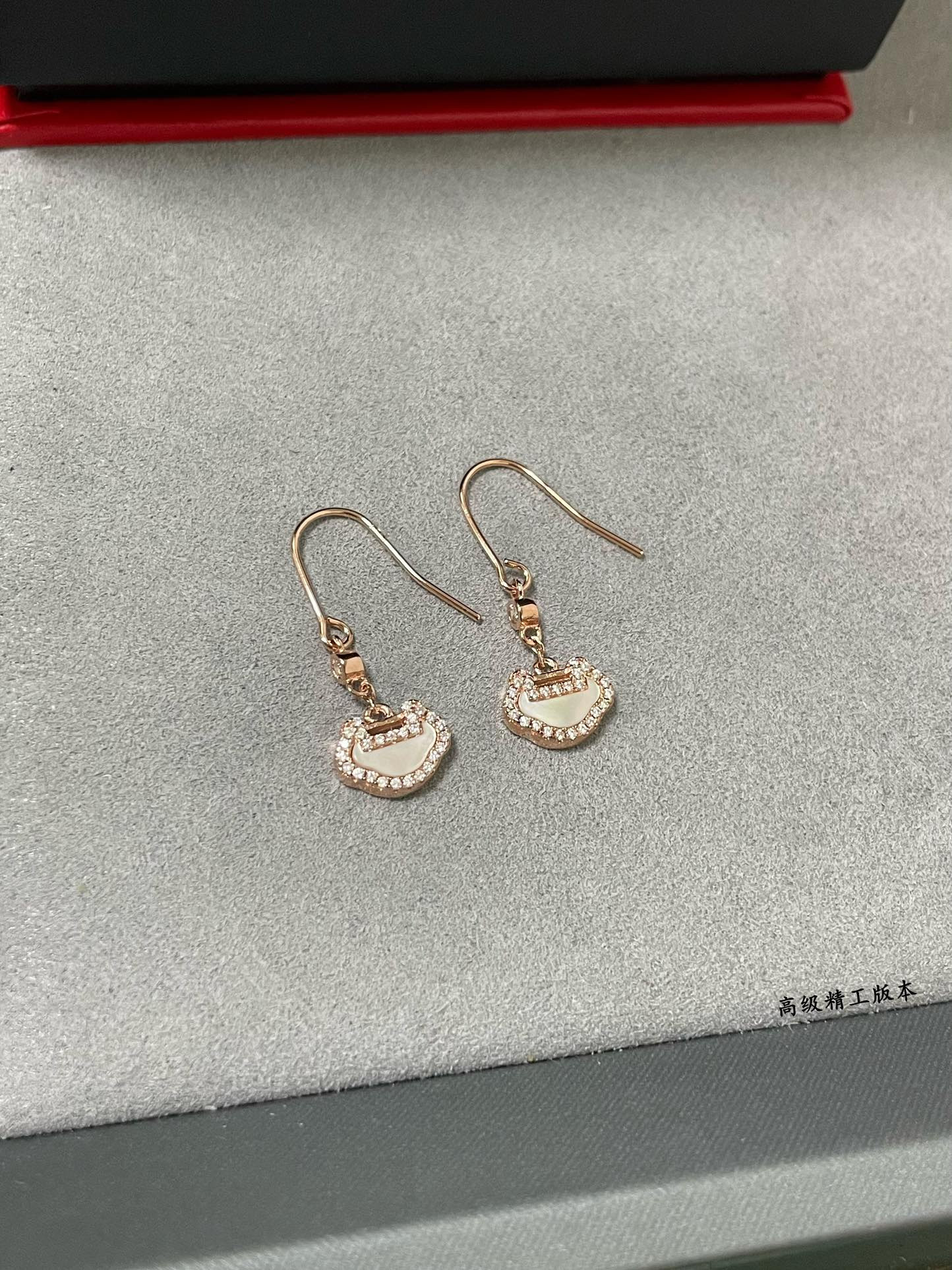Qee1in white mother-of-pearl ruyi earrings