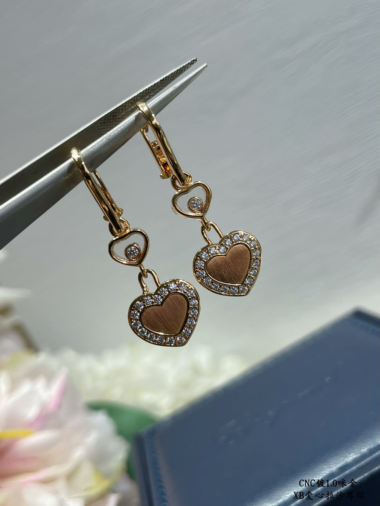 Ch0pard heart-shaped edge di*m*nd brushed earrings