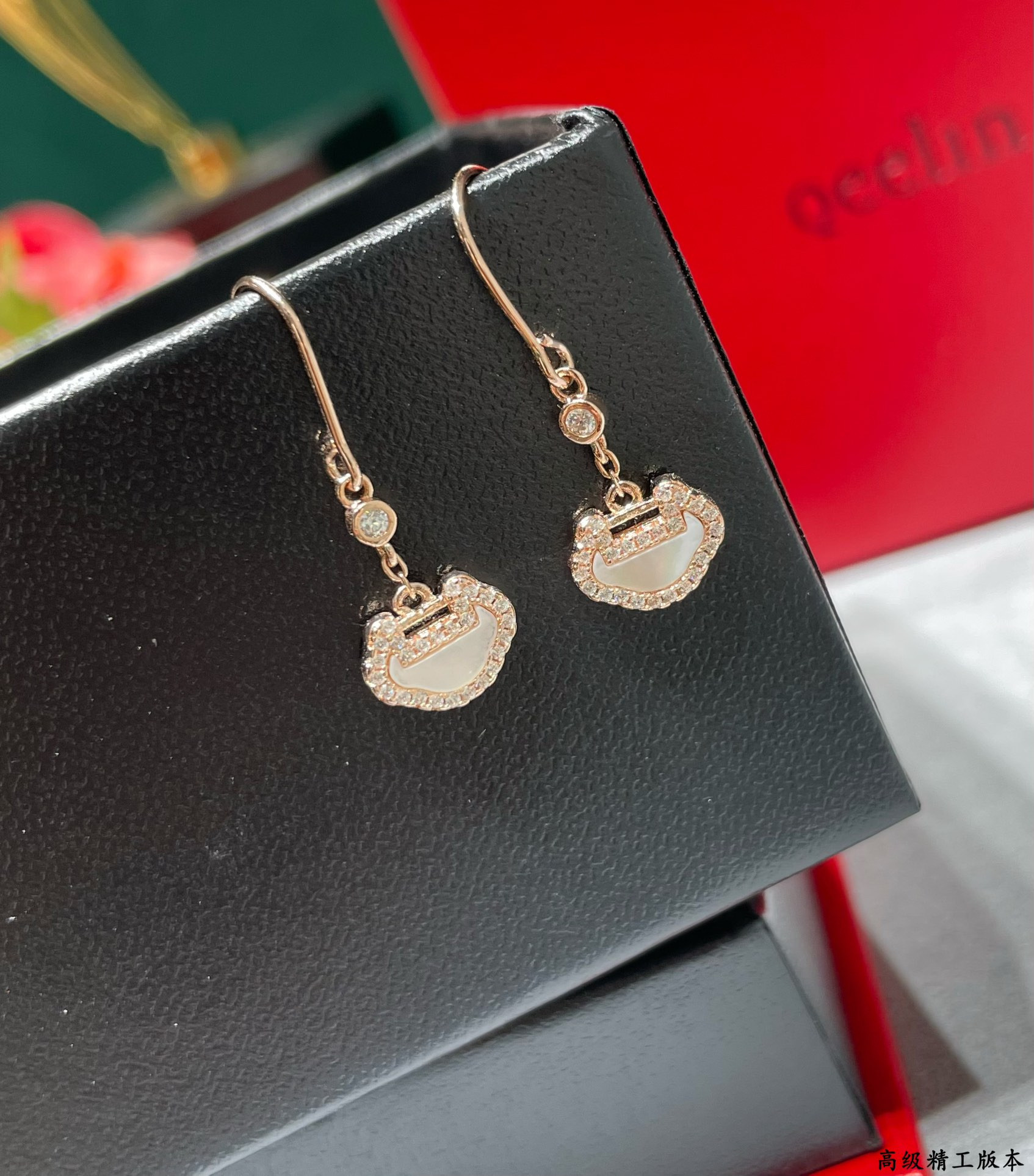 Qee1in white mother-of-pearl ruyi earrings