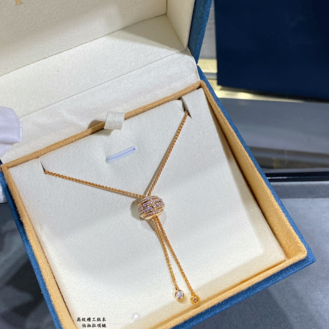 P1aget pull-style necklace