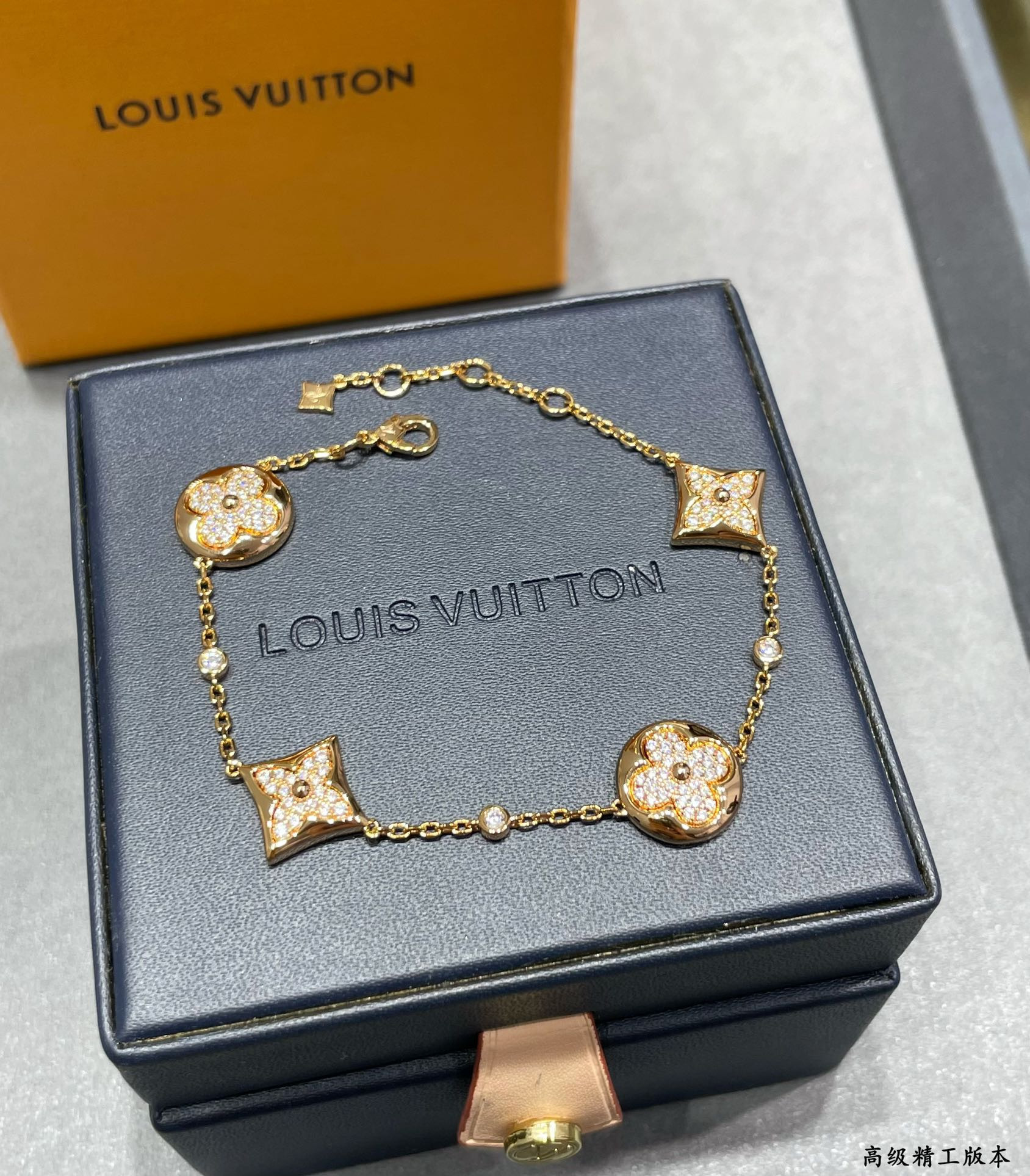 l0*is v*t0n large four-flower full Di*m*nd bracelet