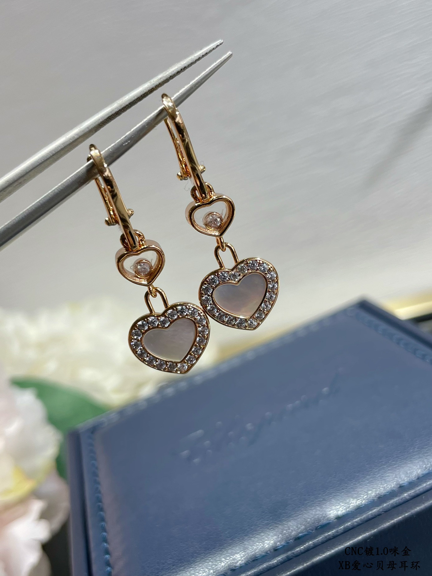 Ch0pard heart-shaped edge di*m*nd mother-of-pearl earrings