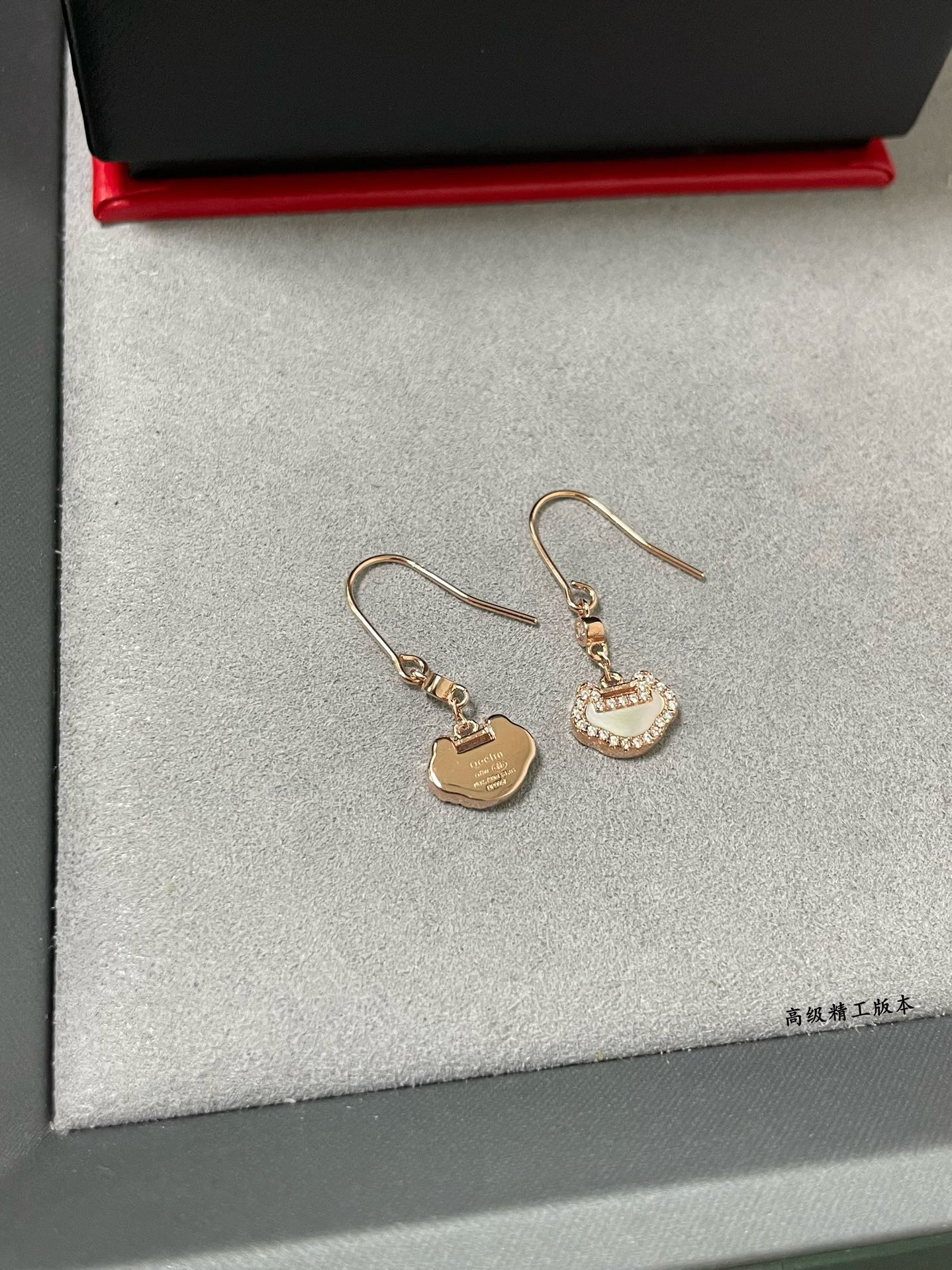 Qee1in white mother-of-pearl ruyi earrings