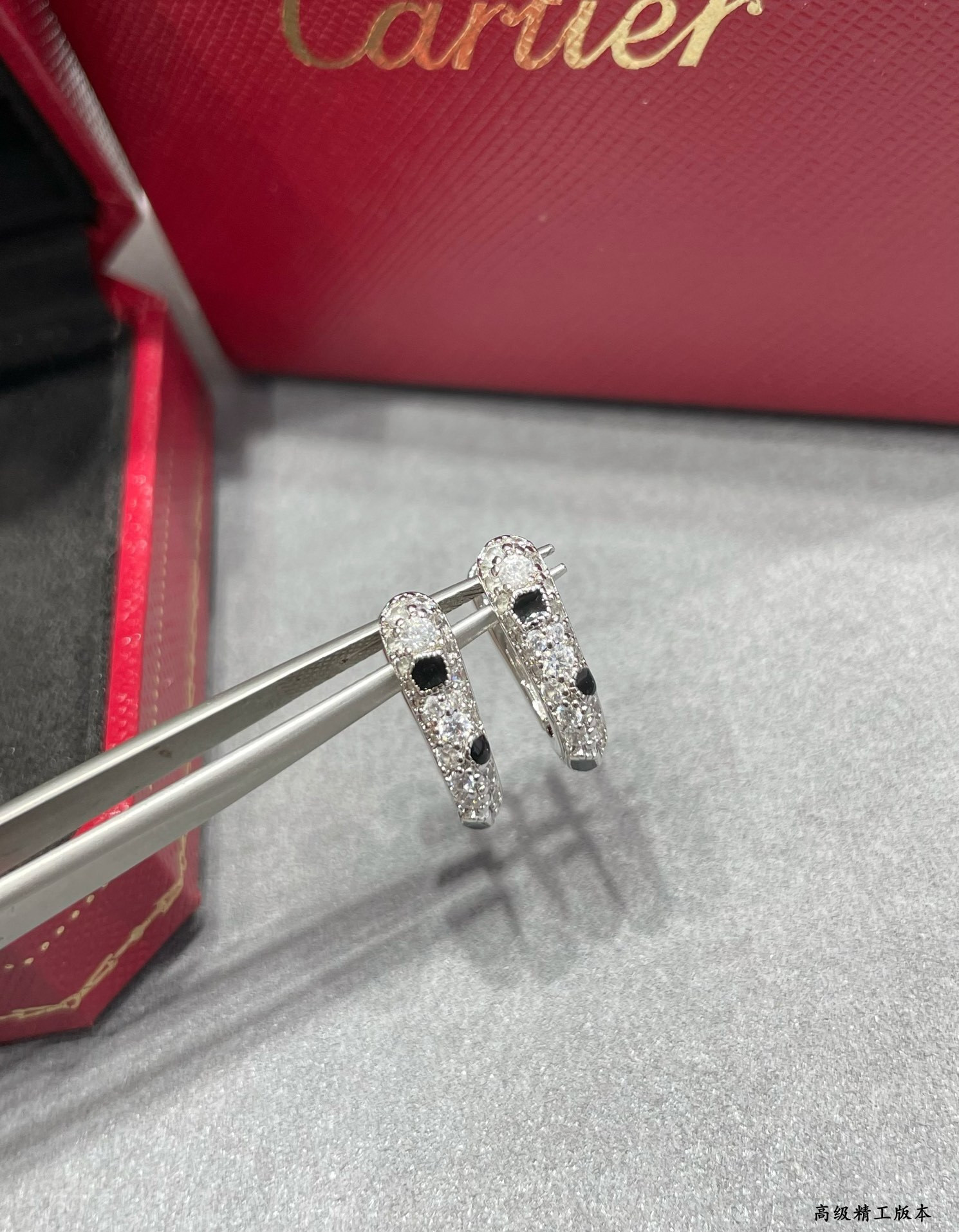 Ca*t*er u-shaped spot earrings
