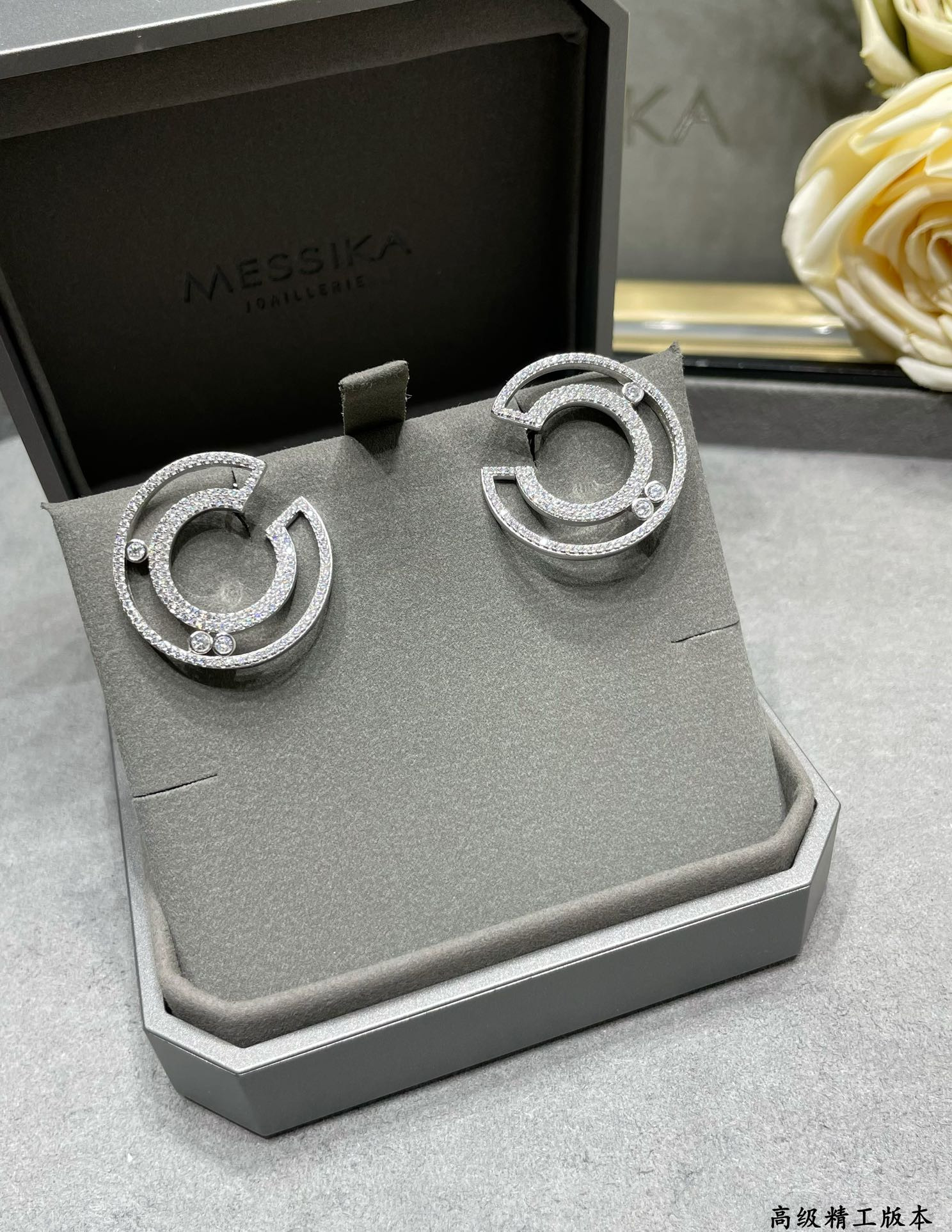 Mes1kaa semi-hoop earrings
