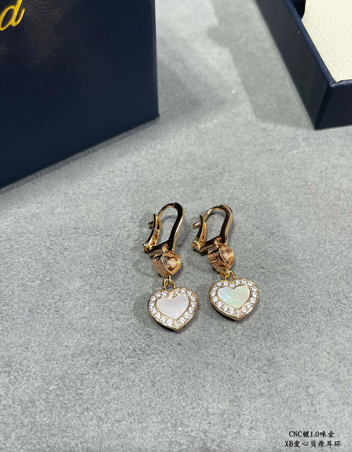 Ch0pard heart-shaped edge di*m*nd mother-of-pearl earrings