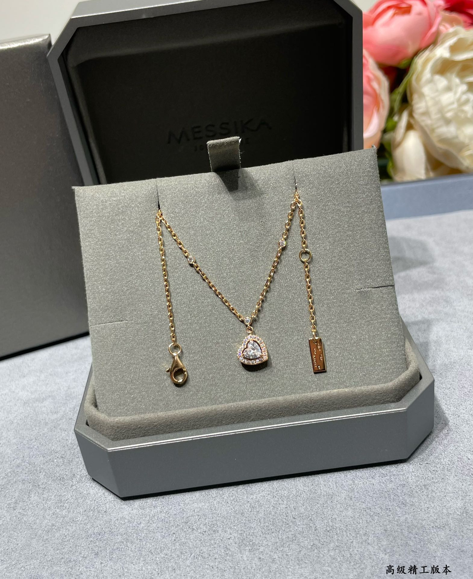Mes1kaa heart-shaped necklace
